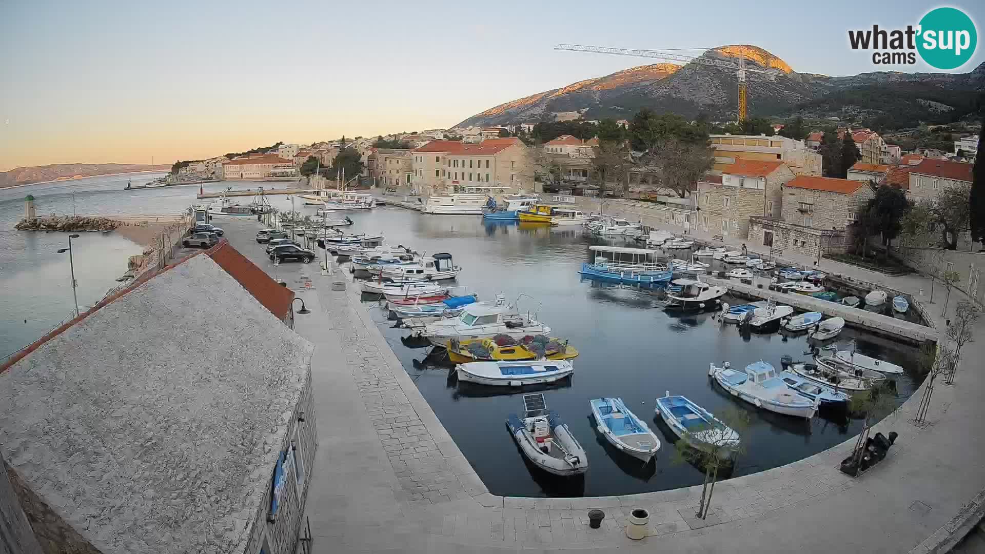 Web kamera Bol Riva – Pogled uživo na luku i marinu