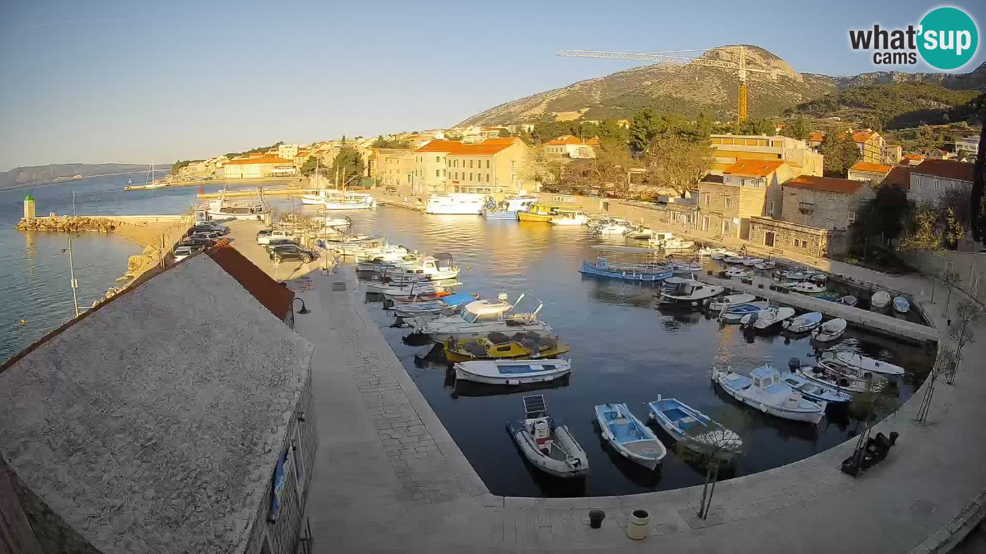 Web kamera Bol Riva – Pogled uživo na luku i marinu