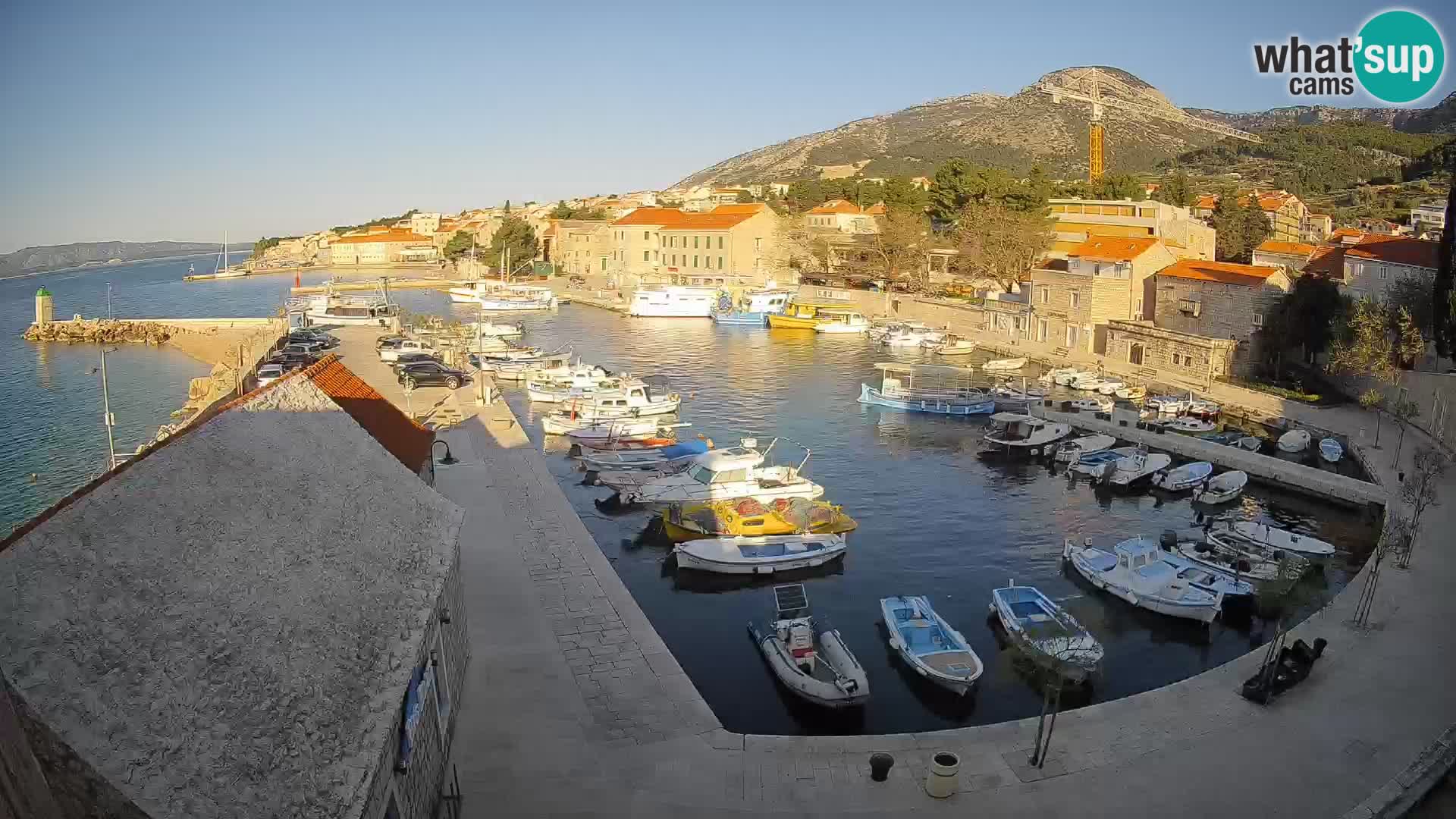 Webcam porto di Bol – Vista live sulla Riva e Marina
