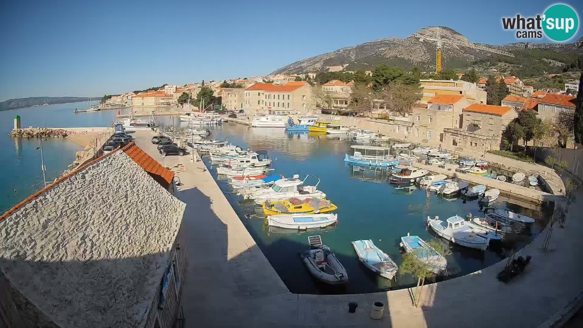 Web kamera Bol Riva – Pogled uživo na luku i marinu