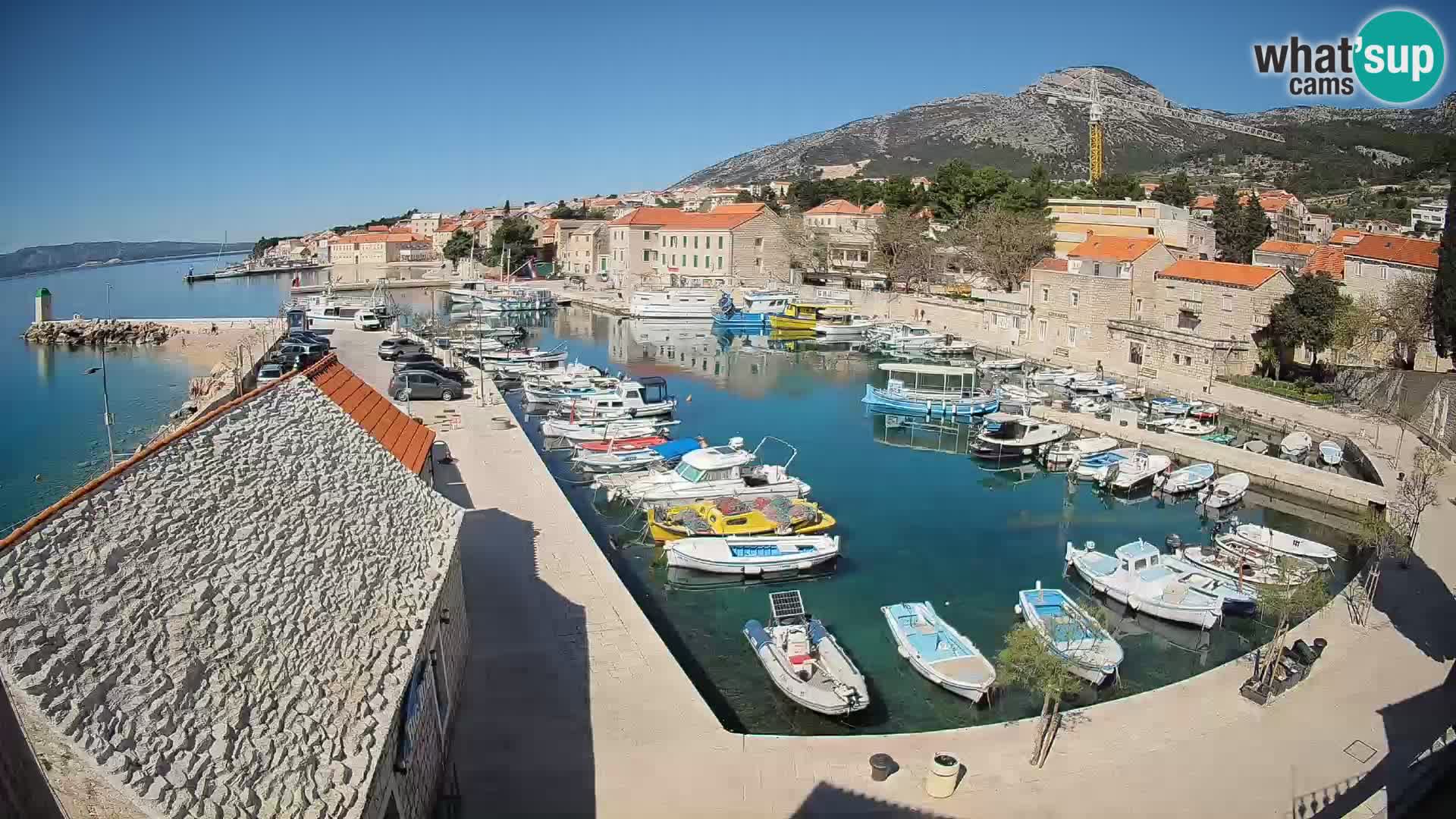 Spletna kamera Bol pristanišče – Pogled v živo na Rivo in marino