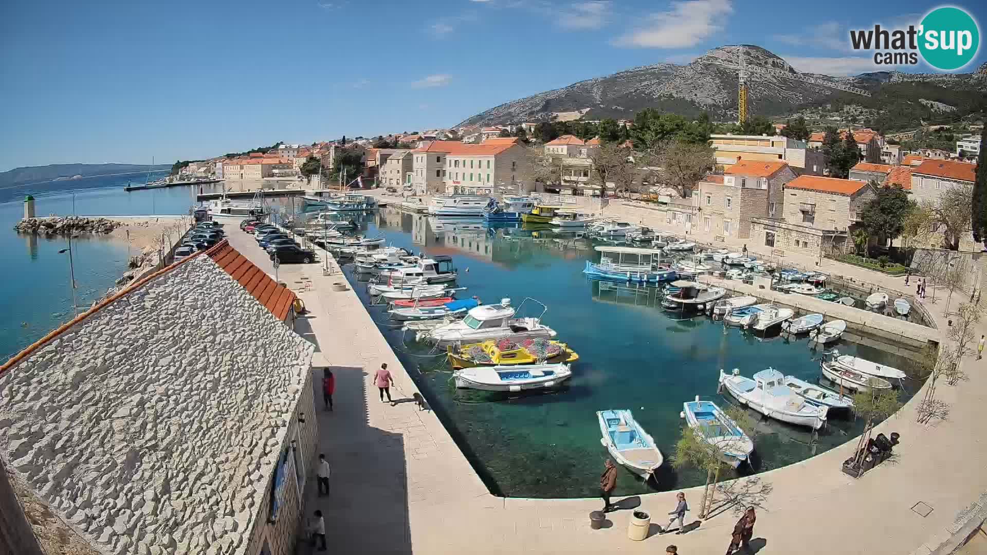 Spletna kamera Bol pristanišče – Pogled v živo na Rivo in marino