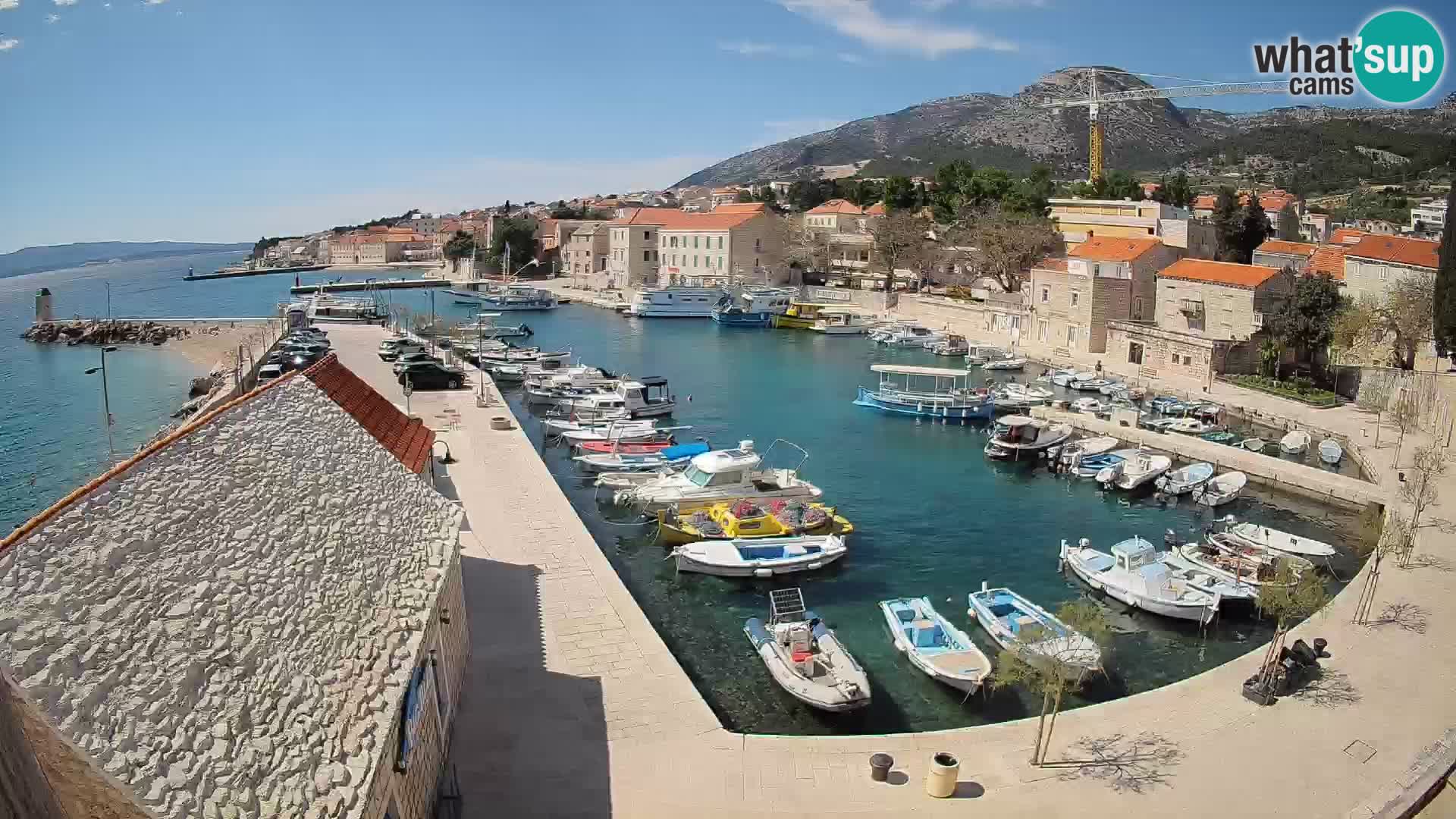 Spletna kamera Bol pristanišče – Pogled v živo na Rivo in marino