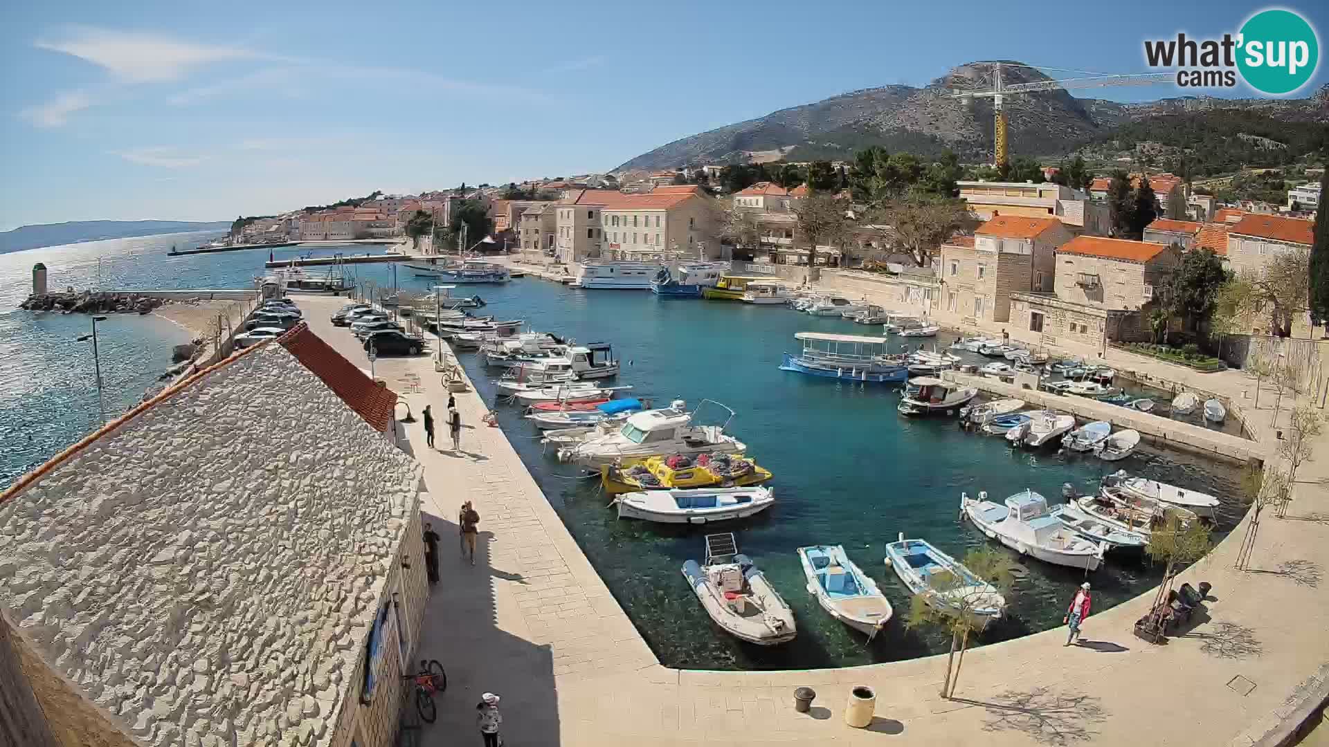 Web kamera Bol Riva – Pogled uživo na luku i marinu