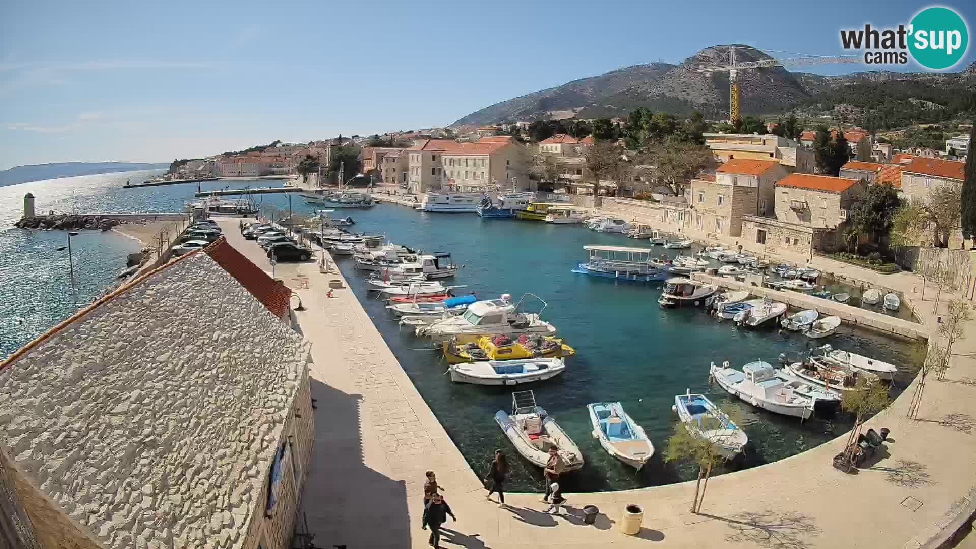 Web kamera Bol Riva – Pogled uživo na luku i marinu