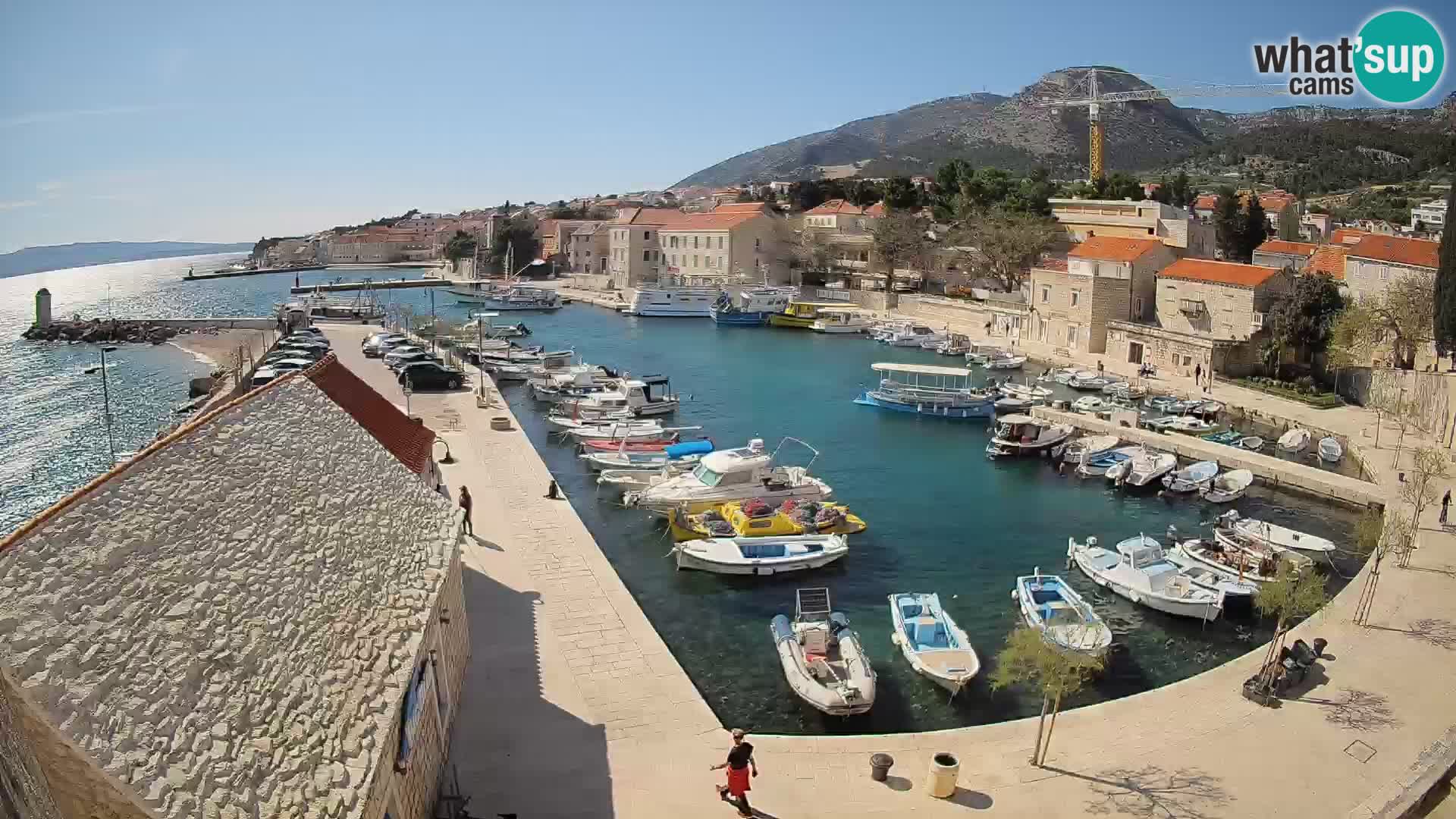 Web kamera Bol Riva – Pogled uživo na luku i marinu