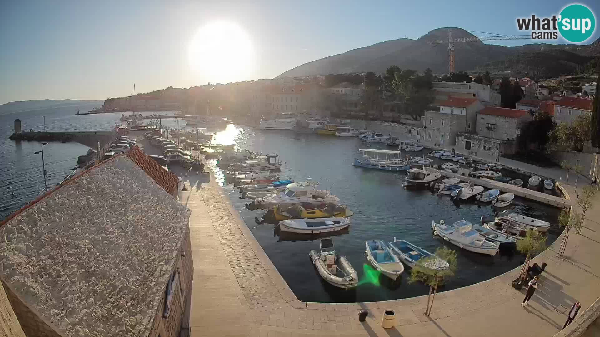 Spletna kamera Bol pristanišče – Pogled v živo na Rivo in marino