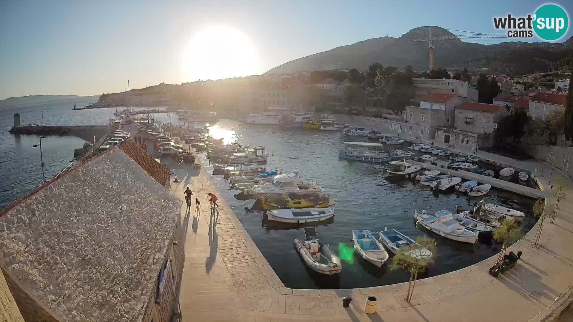 Web kamera Bol Riva – Pogled uživo na luku i marinu