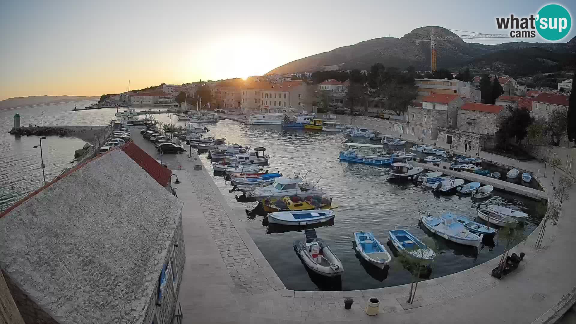 Spletna kamera Bol pristanišče – Pogled v živo na Rivo in marino