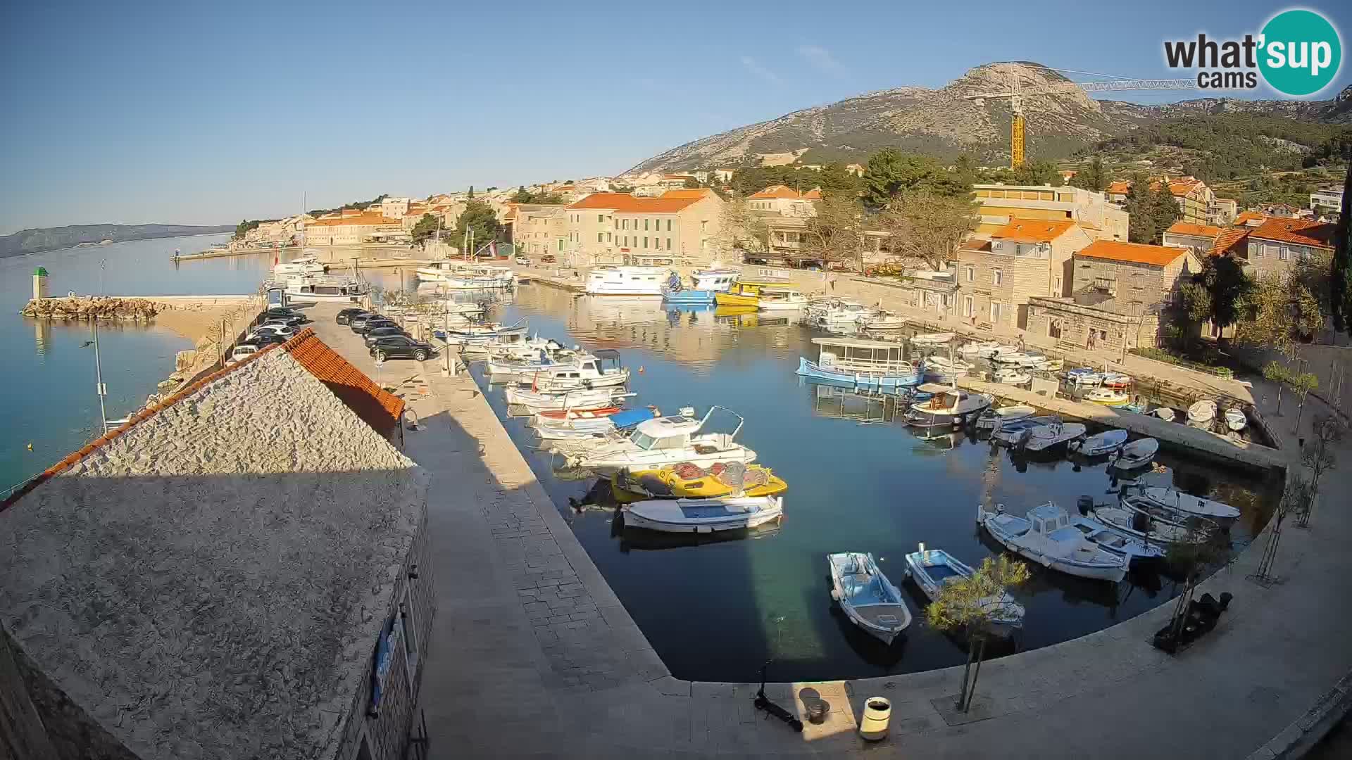 Web kamera Bol Riva – Pogled uživo na luku i marinu