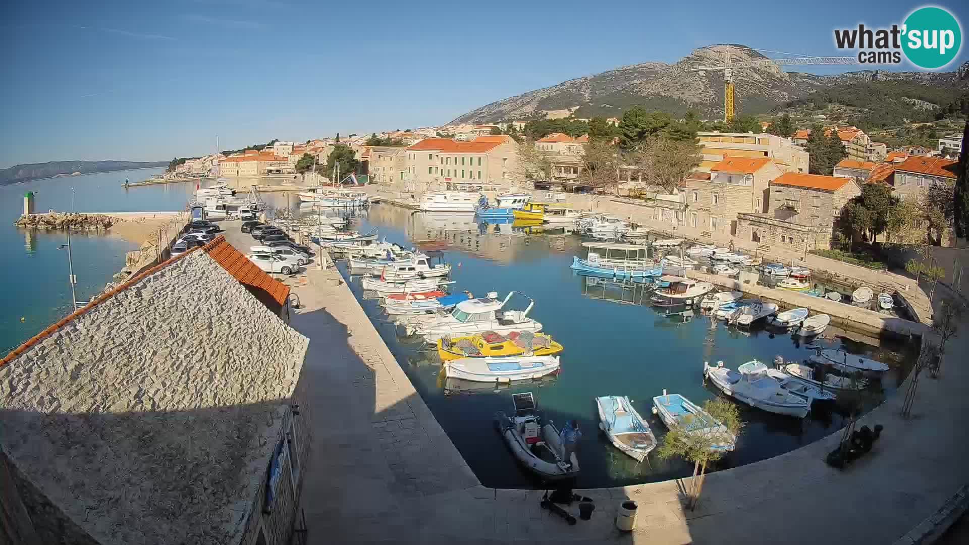 Spletna kamera Bol pristanišče – Pogled v živo na Rivo in marino
