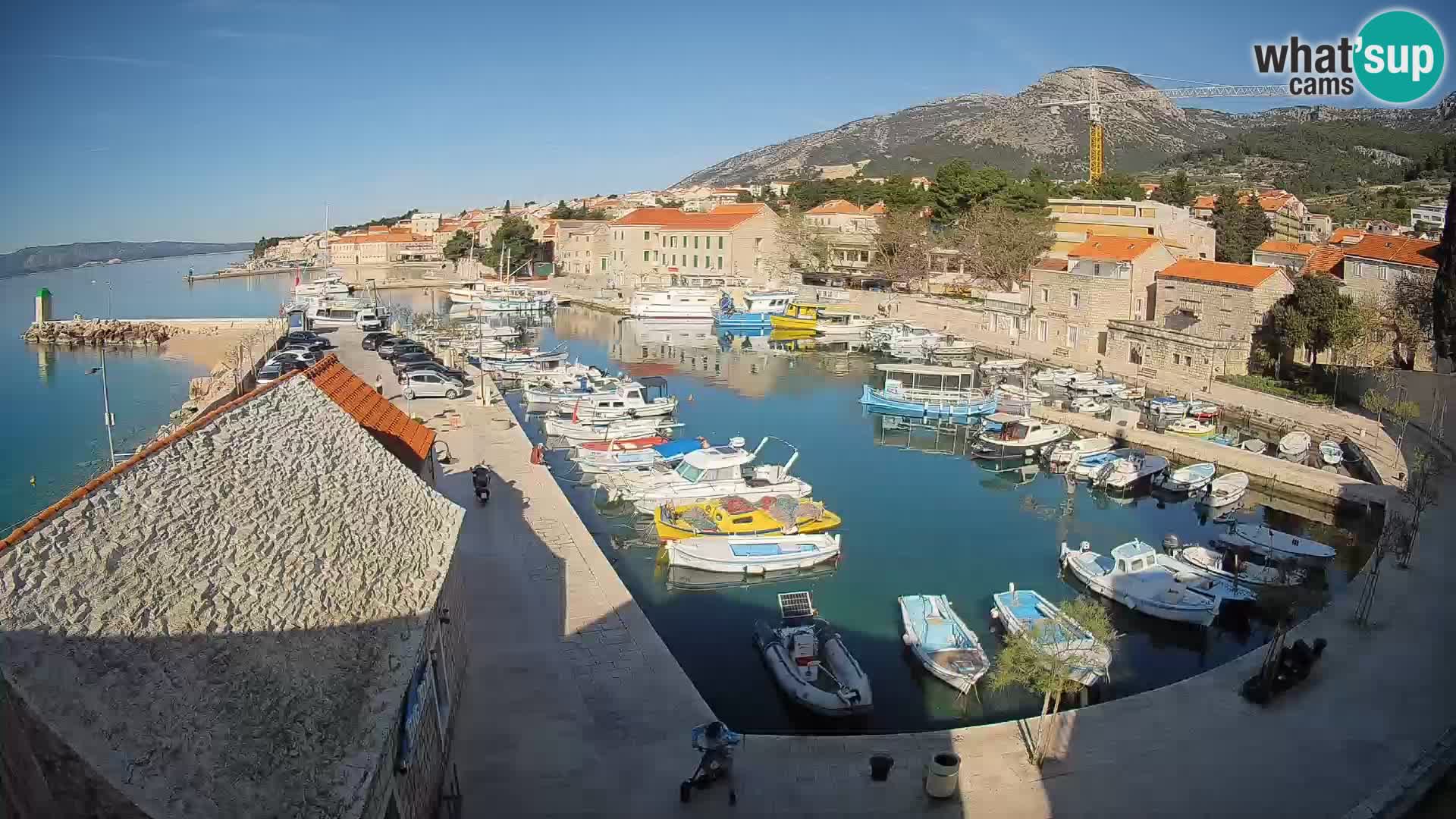 Spletna kamera Bol pristanišče – Pogled v živo na Rivo in marino