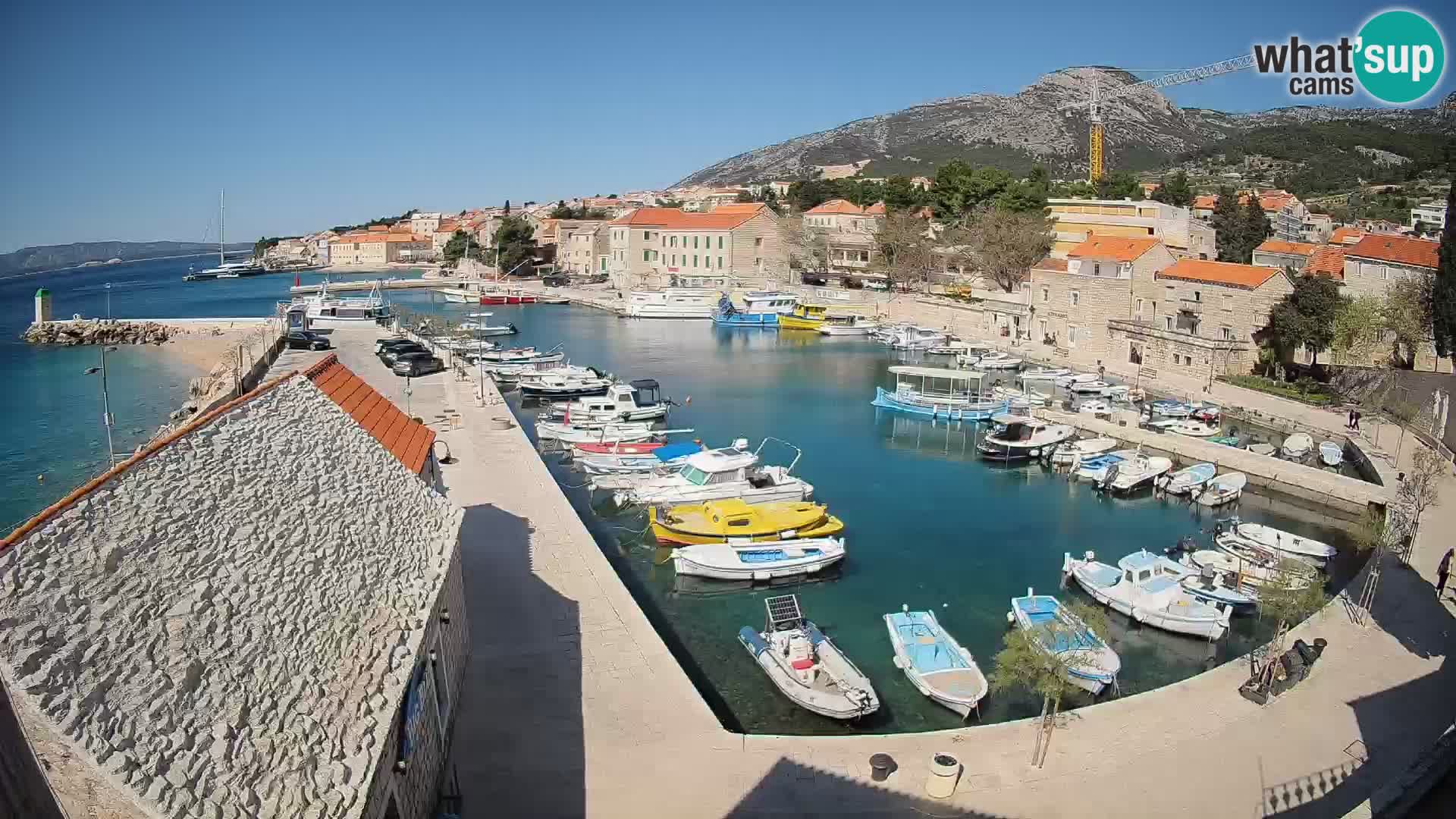 Web kamera Bol Riva – Pogled uživo na luku i marinu