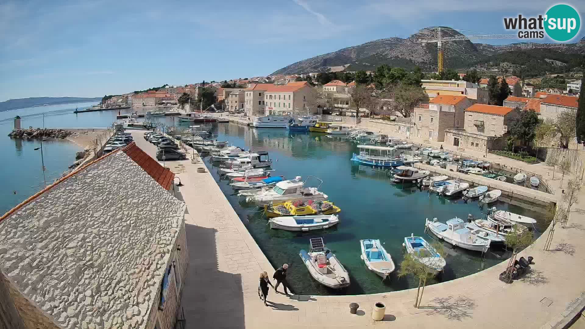 Spletna kamera Bol pristanišče – Pogled v živo na Rivo in marino