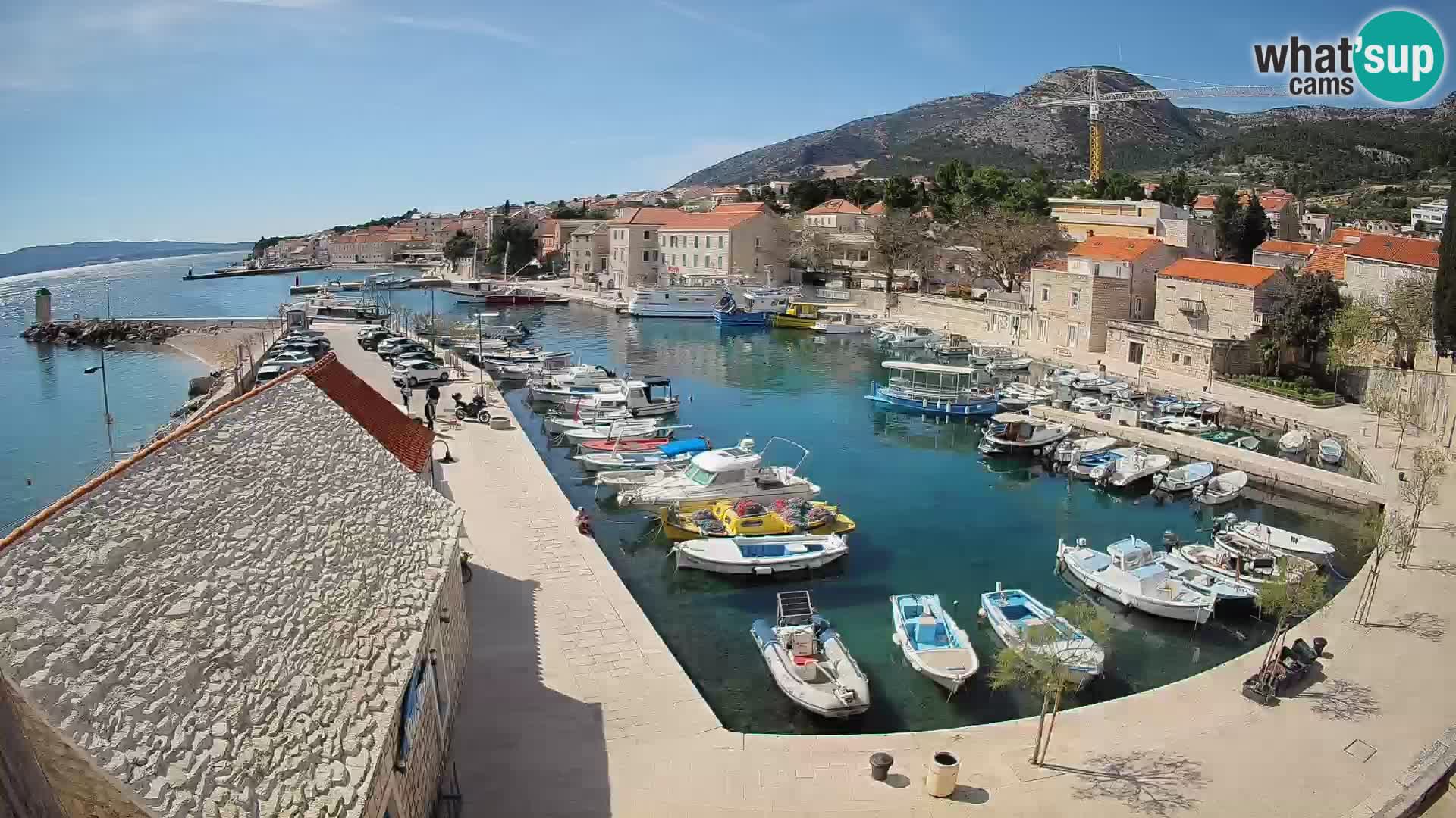 Web kamera Bol Riva – Pogled uživo na luku i marinu