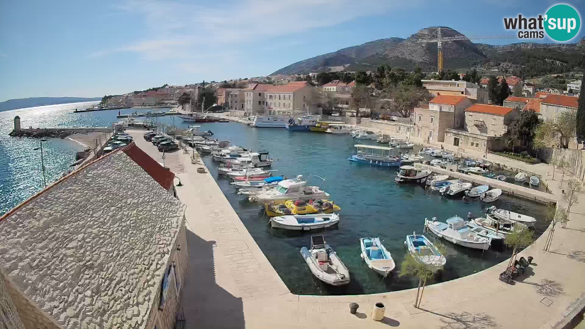 Spletna kamera Bol pristanišče – Pogled v živo na Rivo in marino