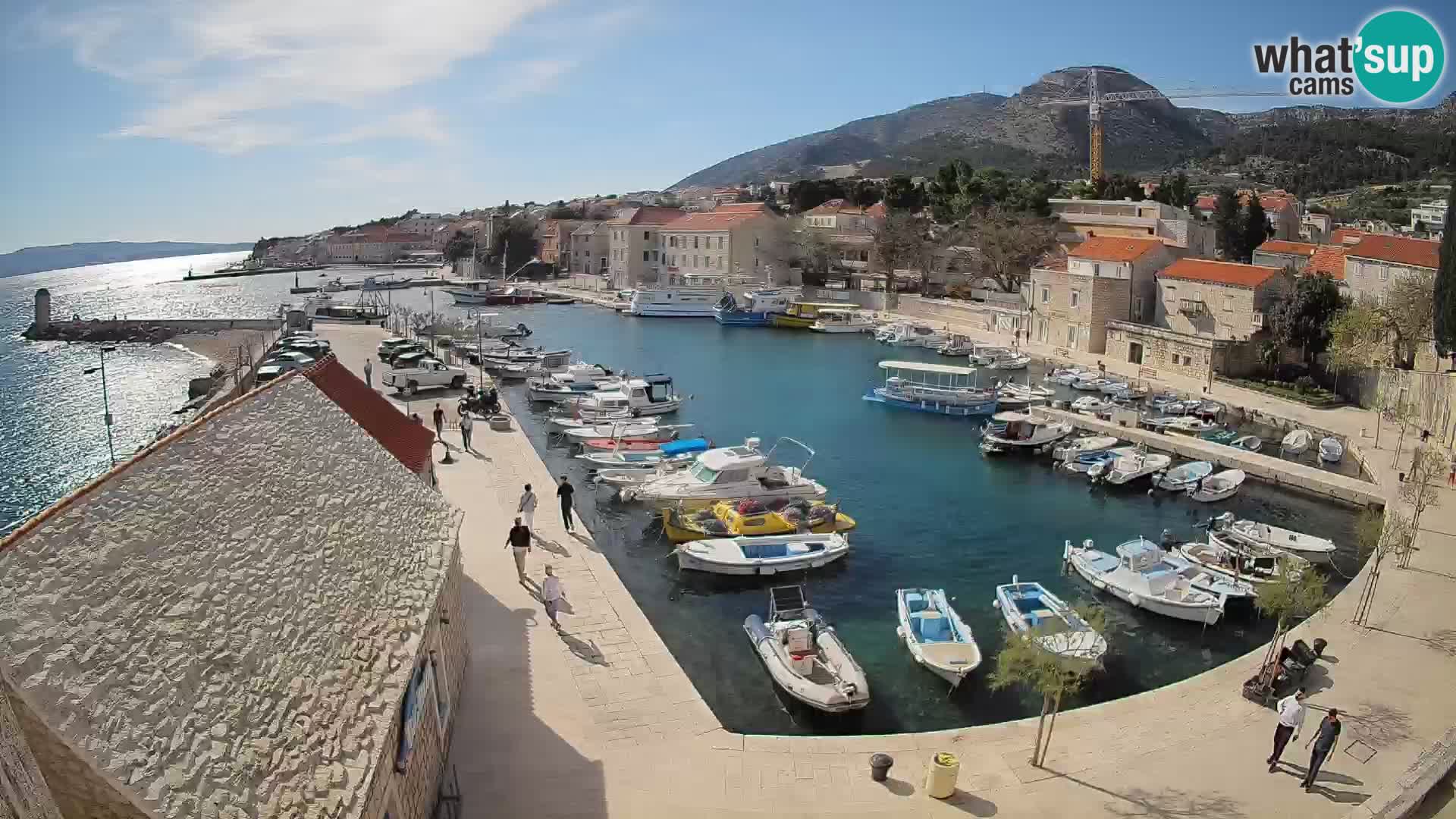 Web kamera Bol Riva – Pogled uživo na luku i marinu