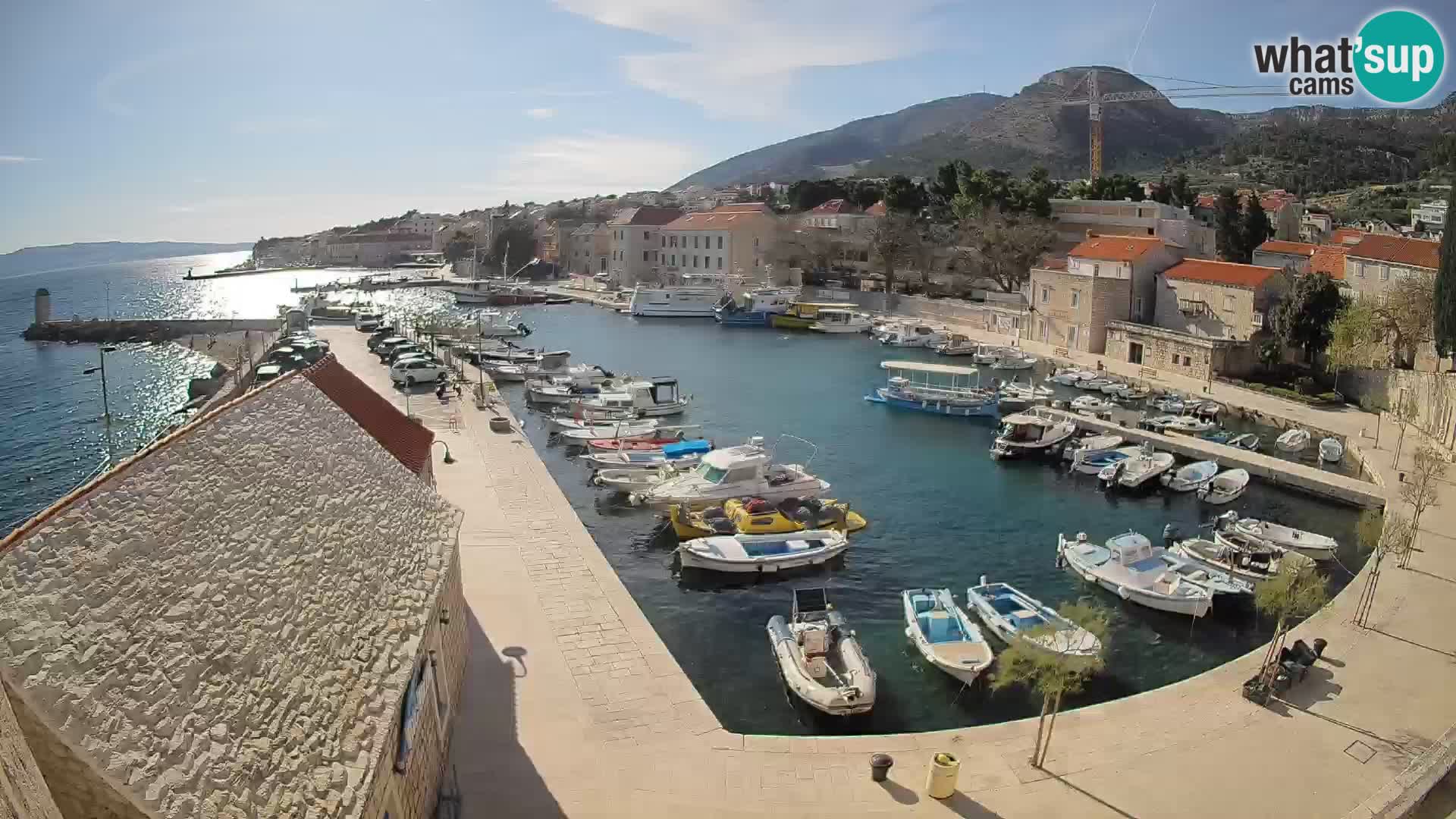 Spletna kamera Bol pristanišče – Pogled v živo na Rivo in marino