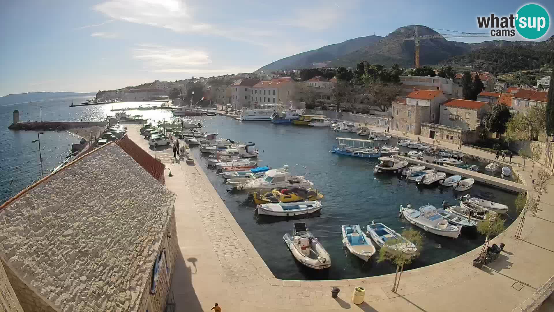 Web kamera Bol Riva – Pogled uživo na luku i marinu