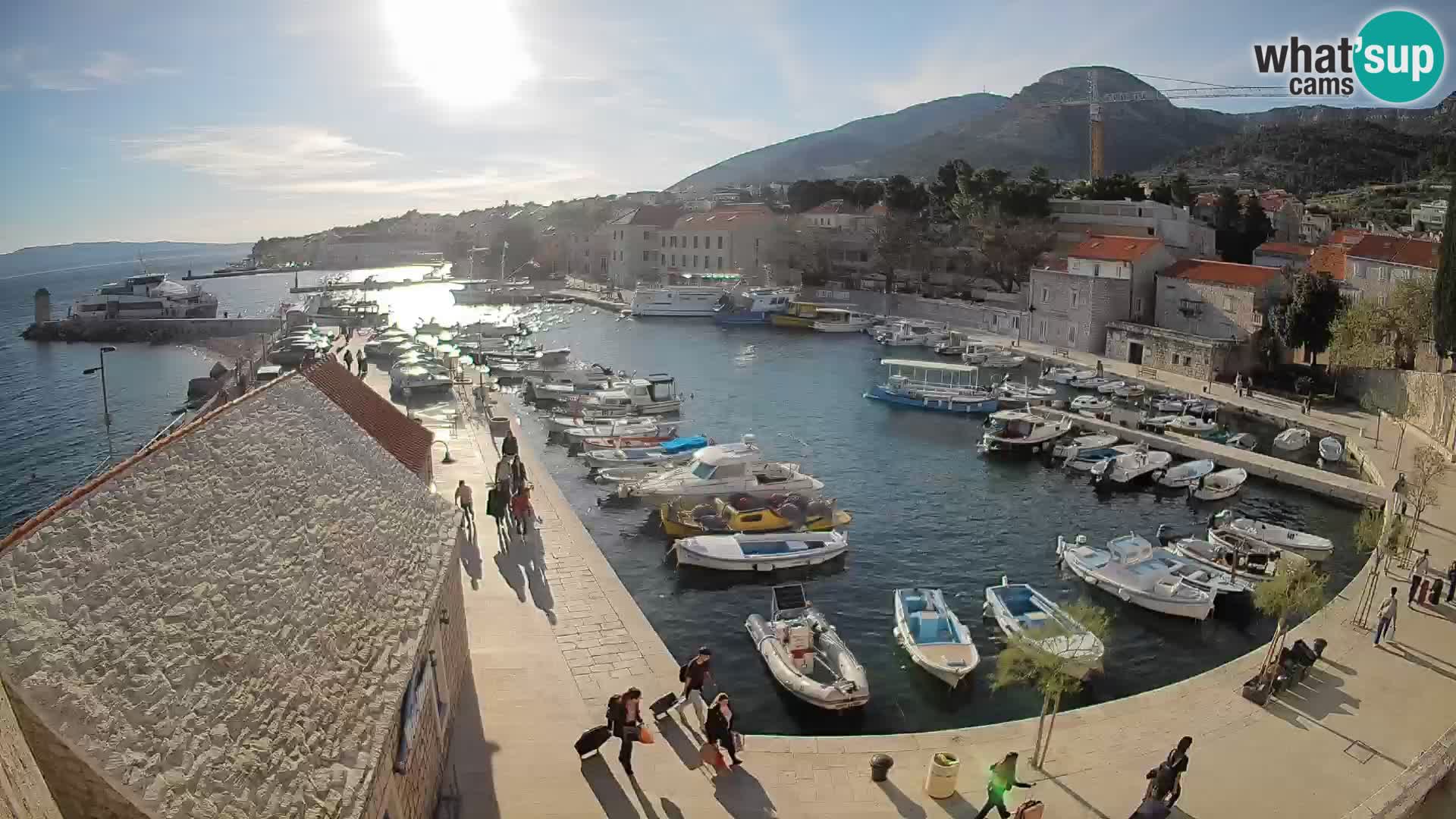 Web kamera Bol Riva – Pogled uživo na luku i marinu