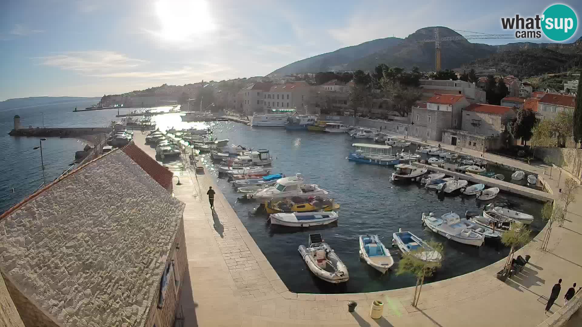 Web kamera Bol Riva – Pogled uživo na luku i marinu