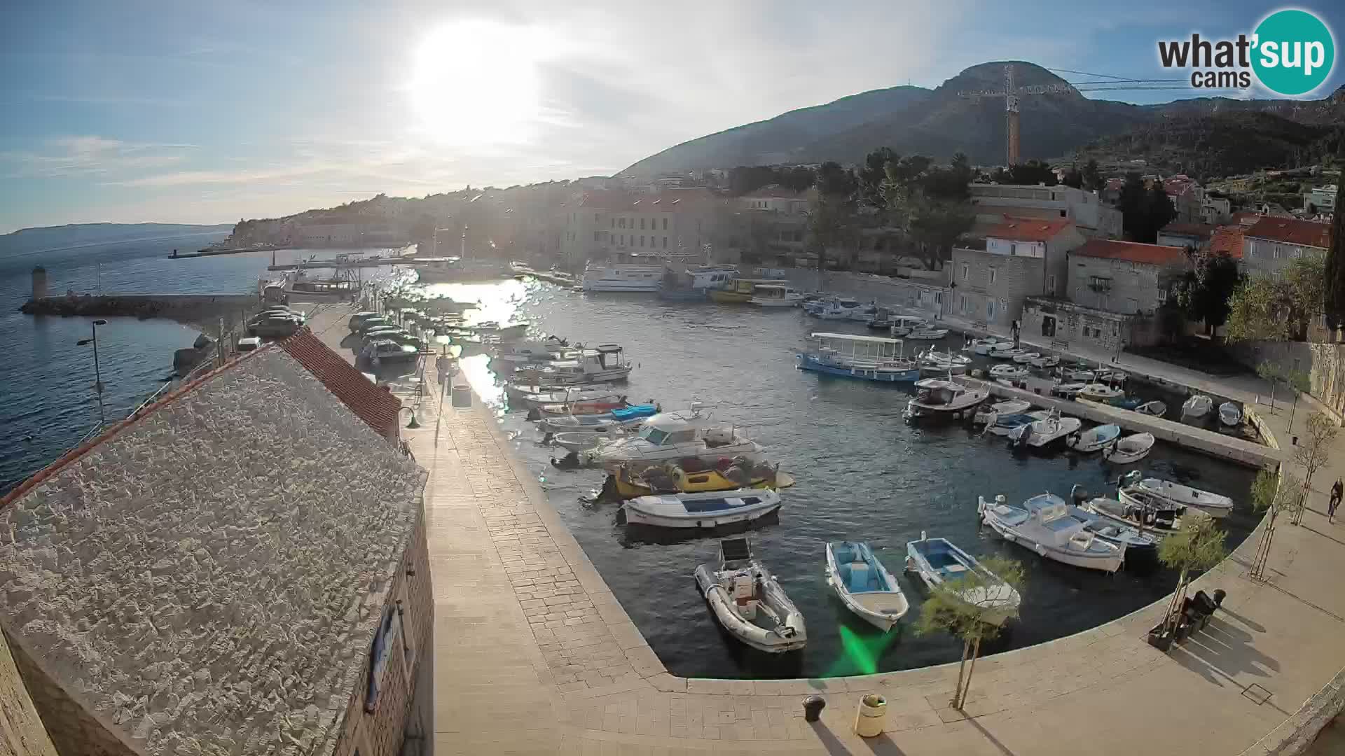 Spletna kamera Bol pristanišče – Pogled v živo na Rivo in marino