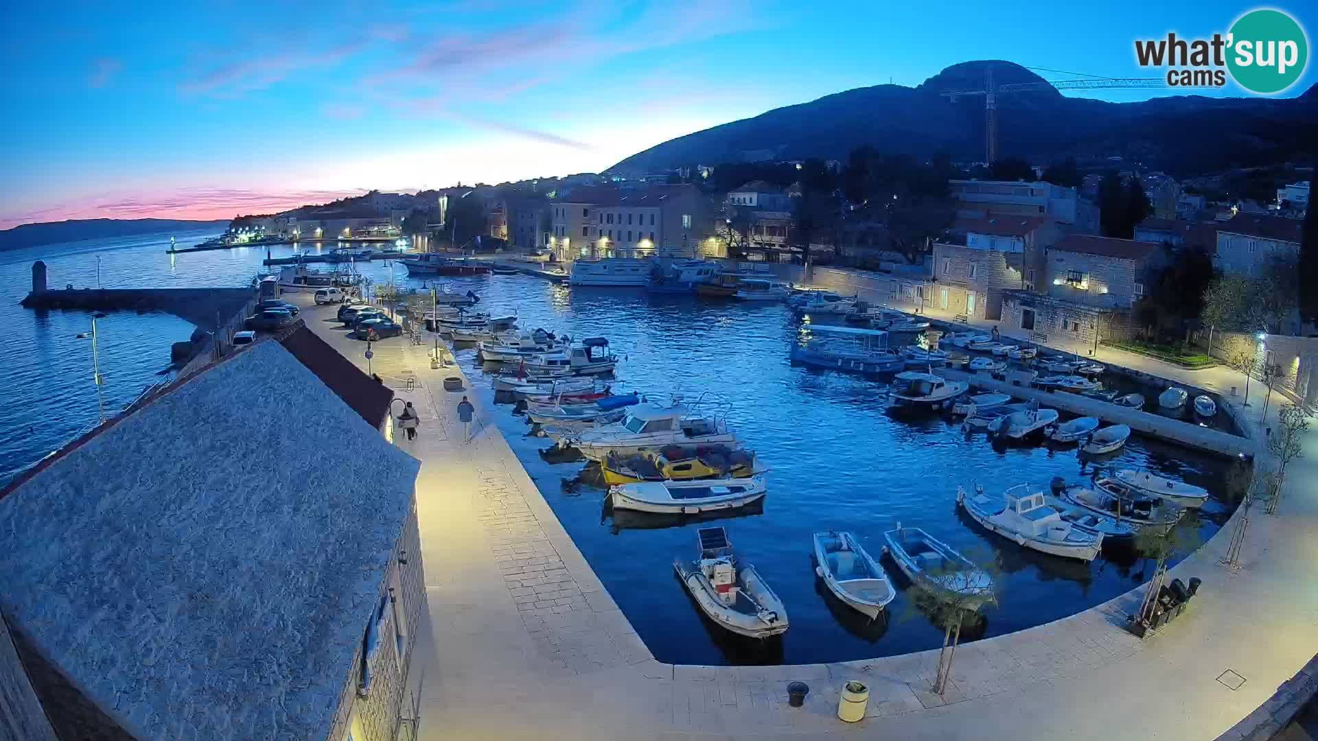 Web kamera Bol Riva – Pogled uživo na luku i marinu