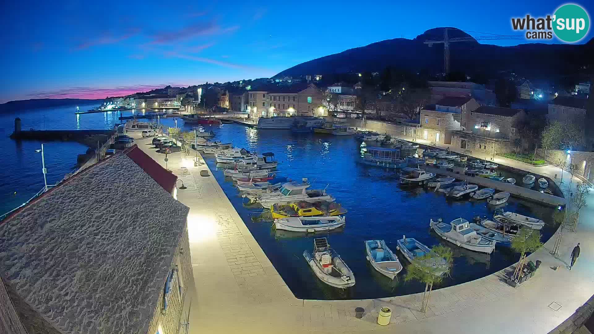 Spletna kamera Bol pristanišče – Pogled v živo na Rivo in marino