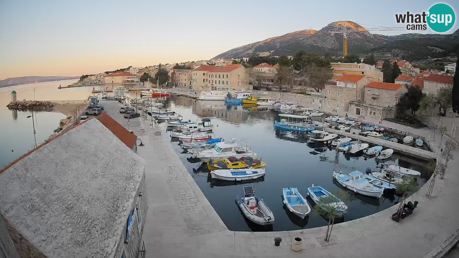 Web kamera Bol Riva – Pogled uživo na luku i marinu