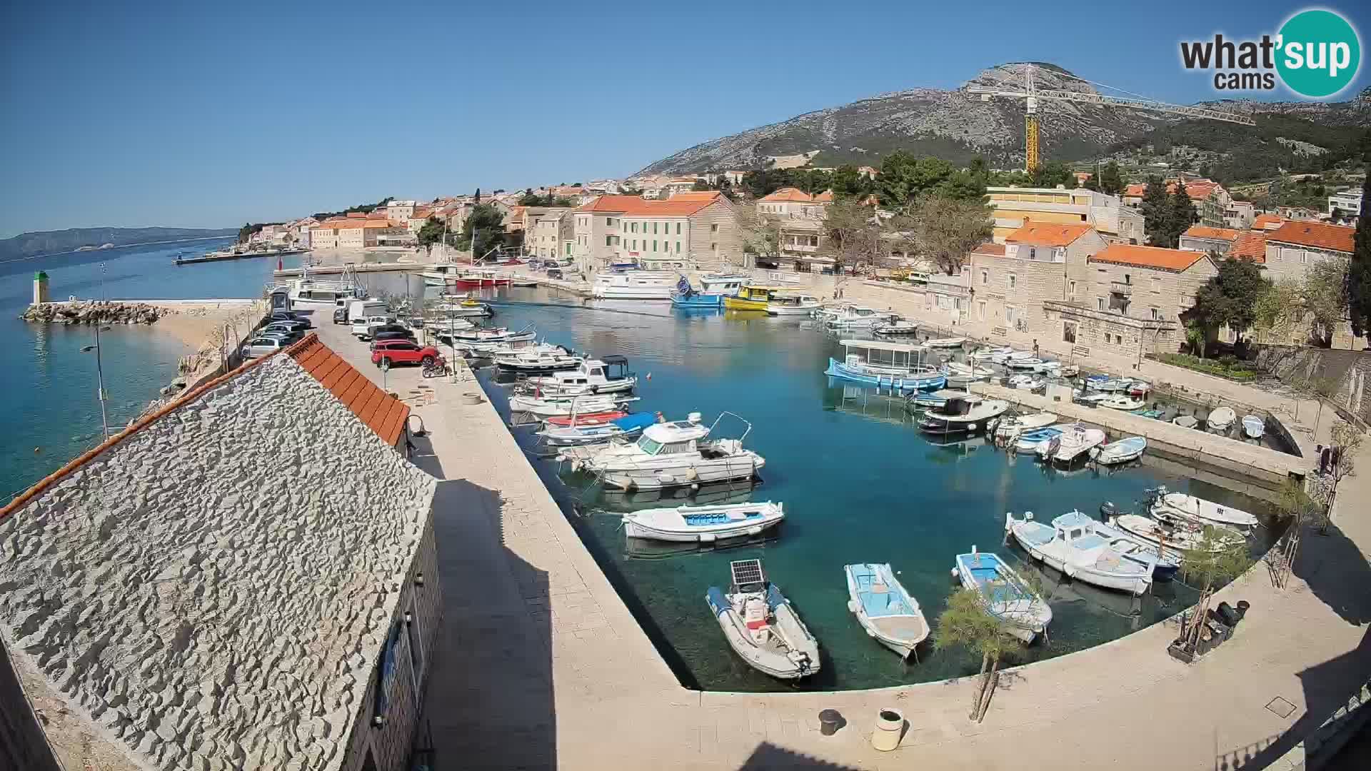 Spletna kamera Bol pristanišče – Pogled v živo na Rivo in marino