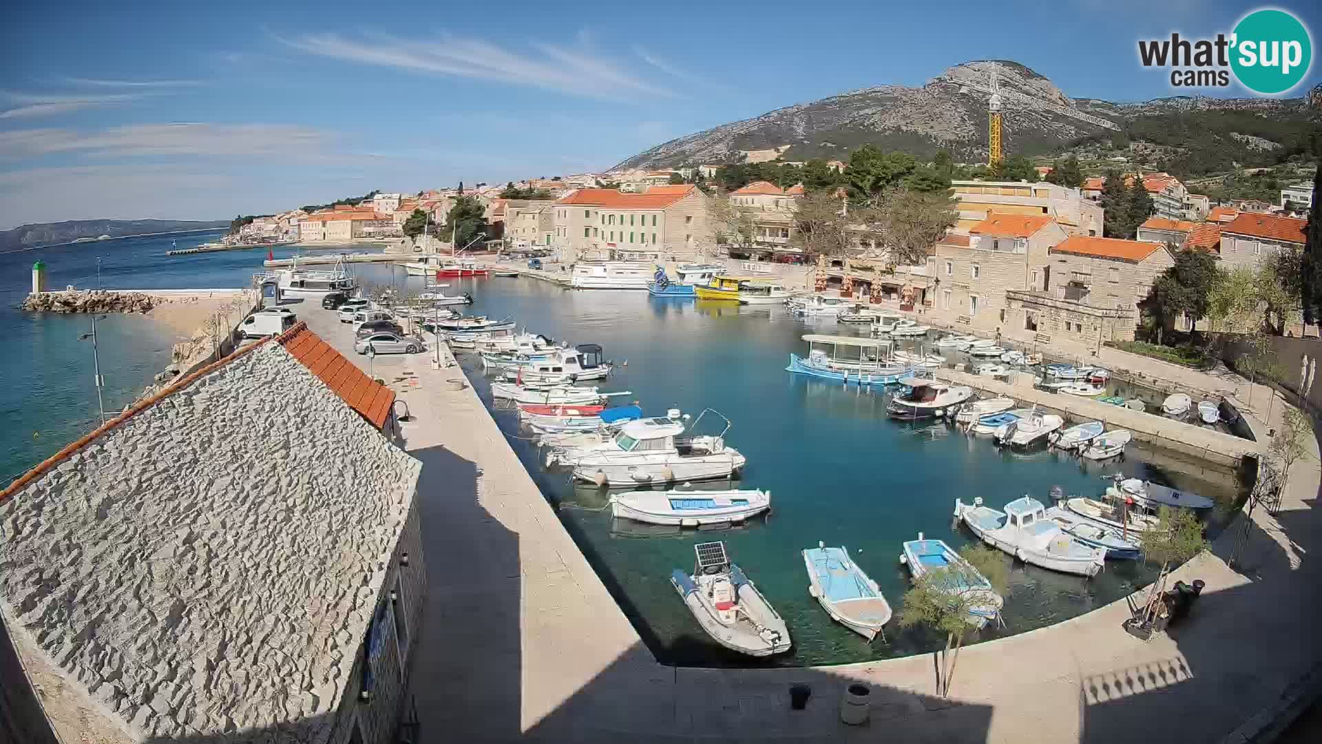 Web kamera Bol Riva – Pogled uživo na luku i marinu