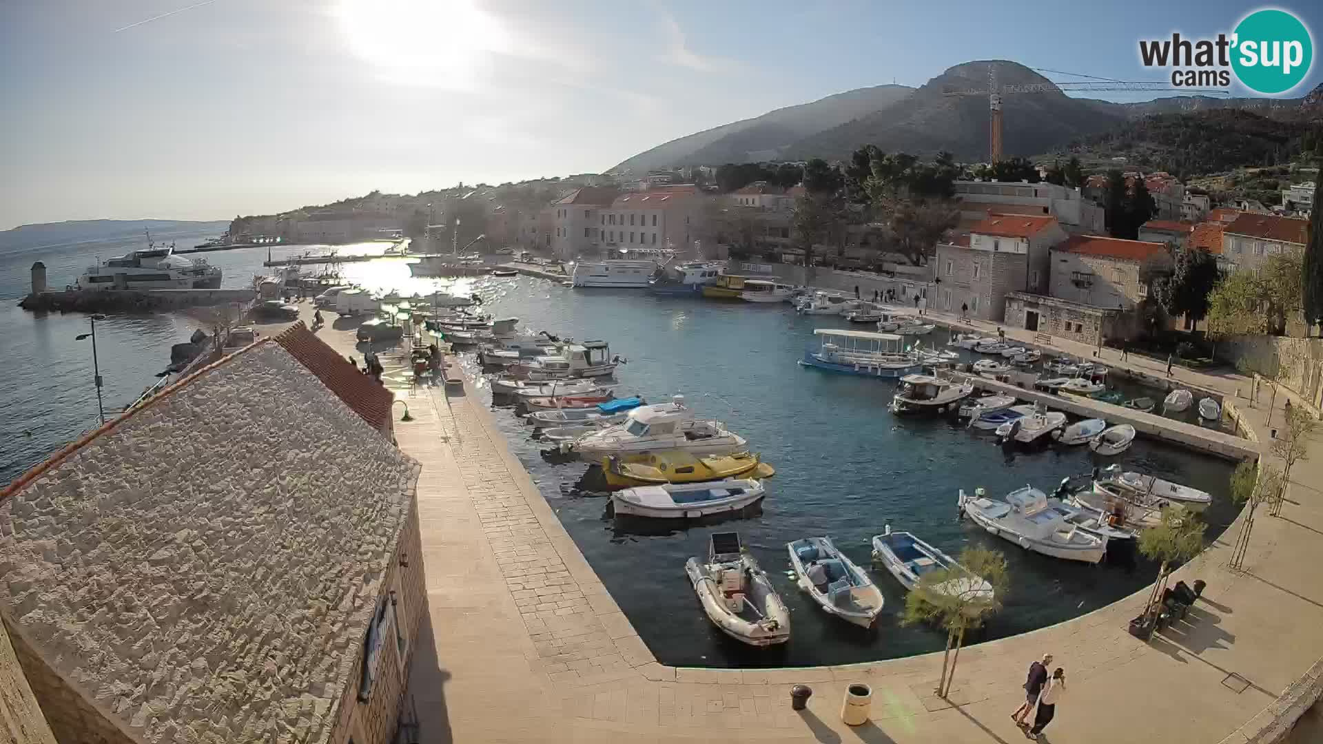 Spletna kamera Bol pristanišče – Pogled v živo na Rivo in marino