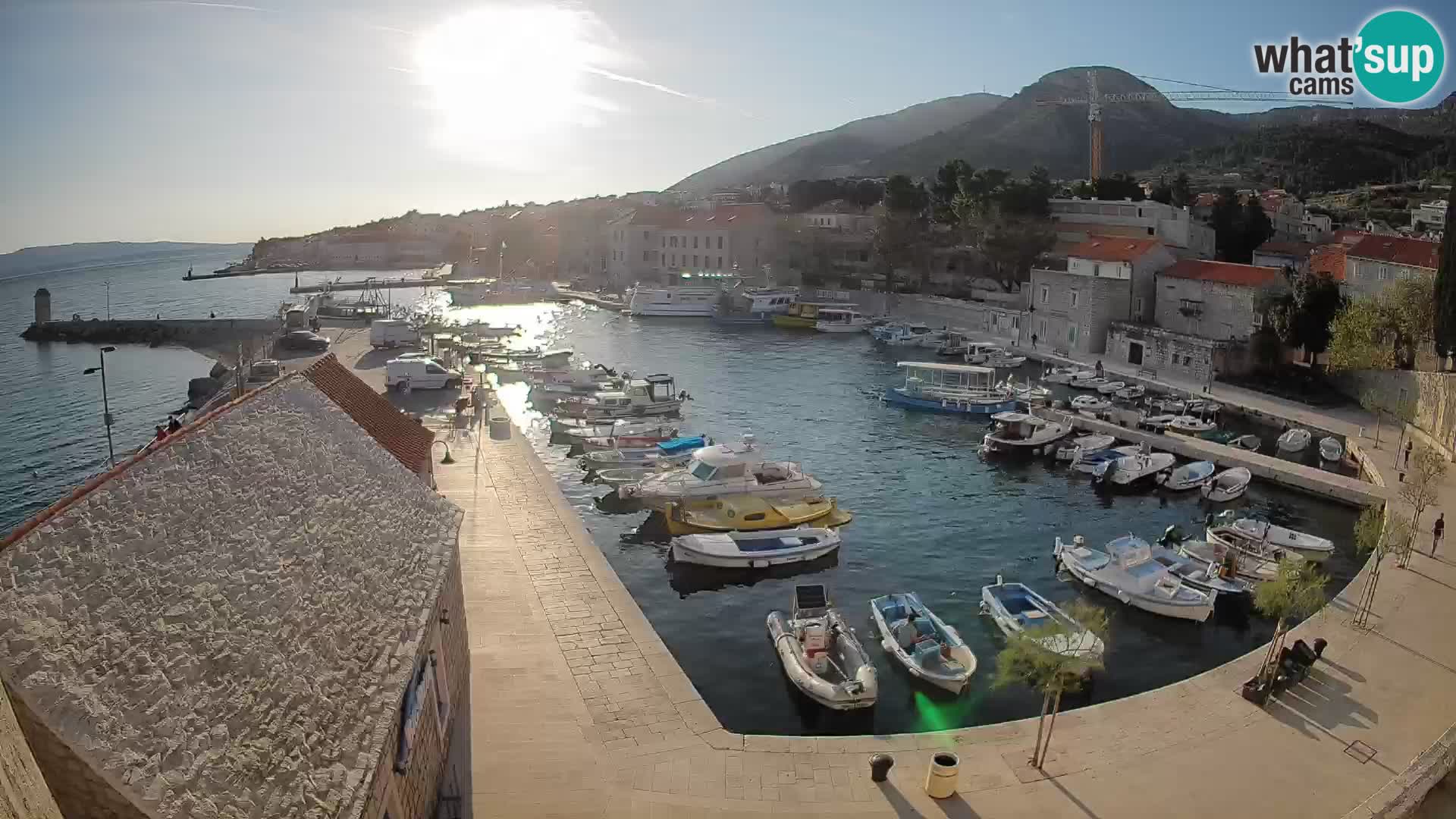 Web kamera Bol Riva – Pogled uživo na luku i marinu