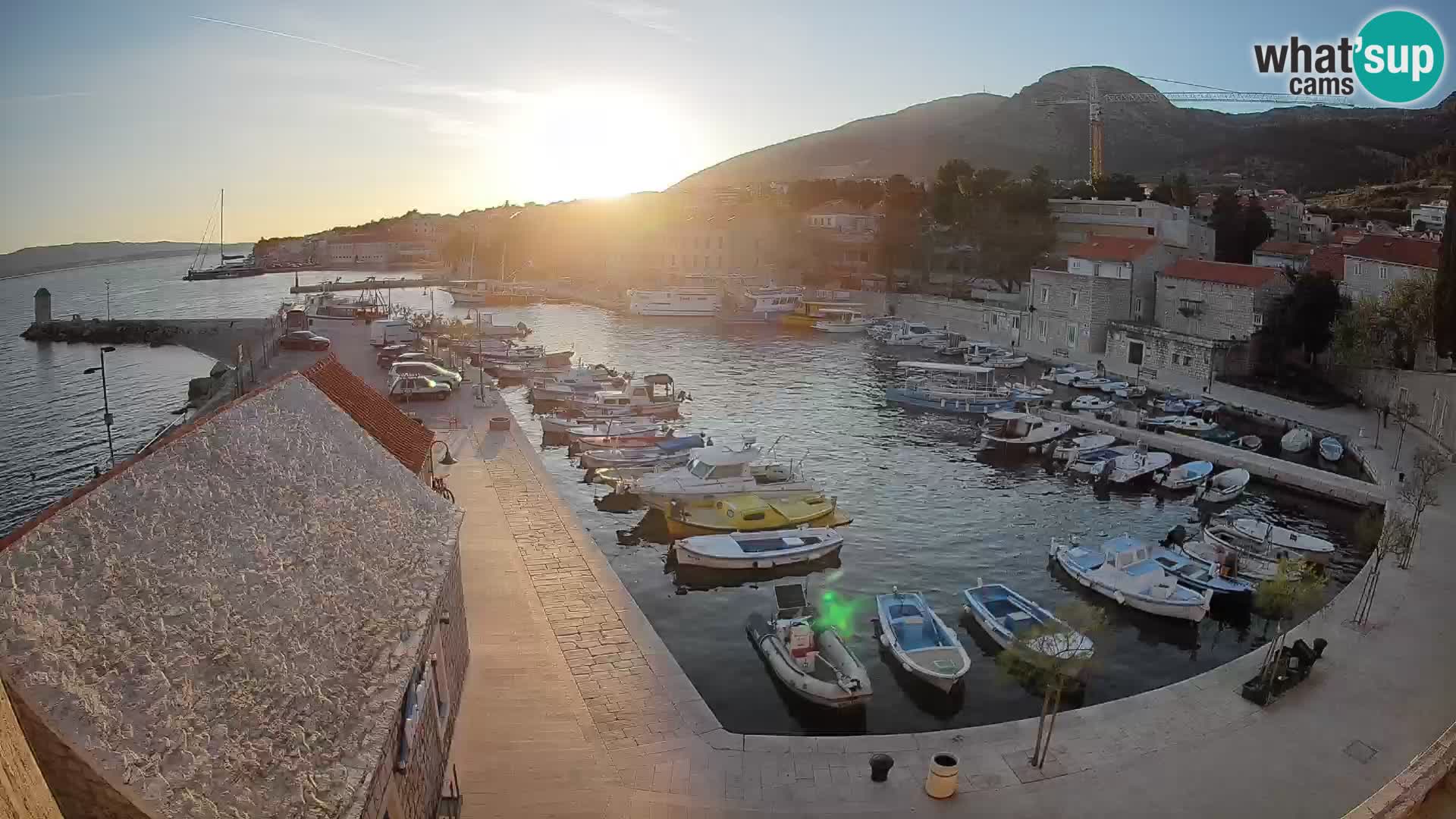 Web kamera Bol Riva – Pogled uživo na luku i marinu