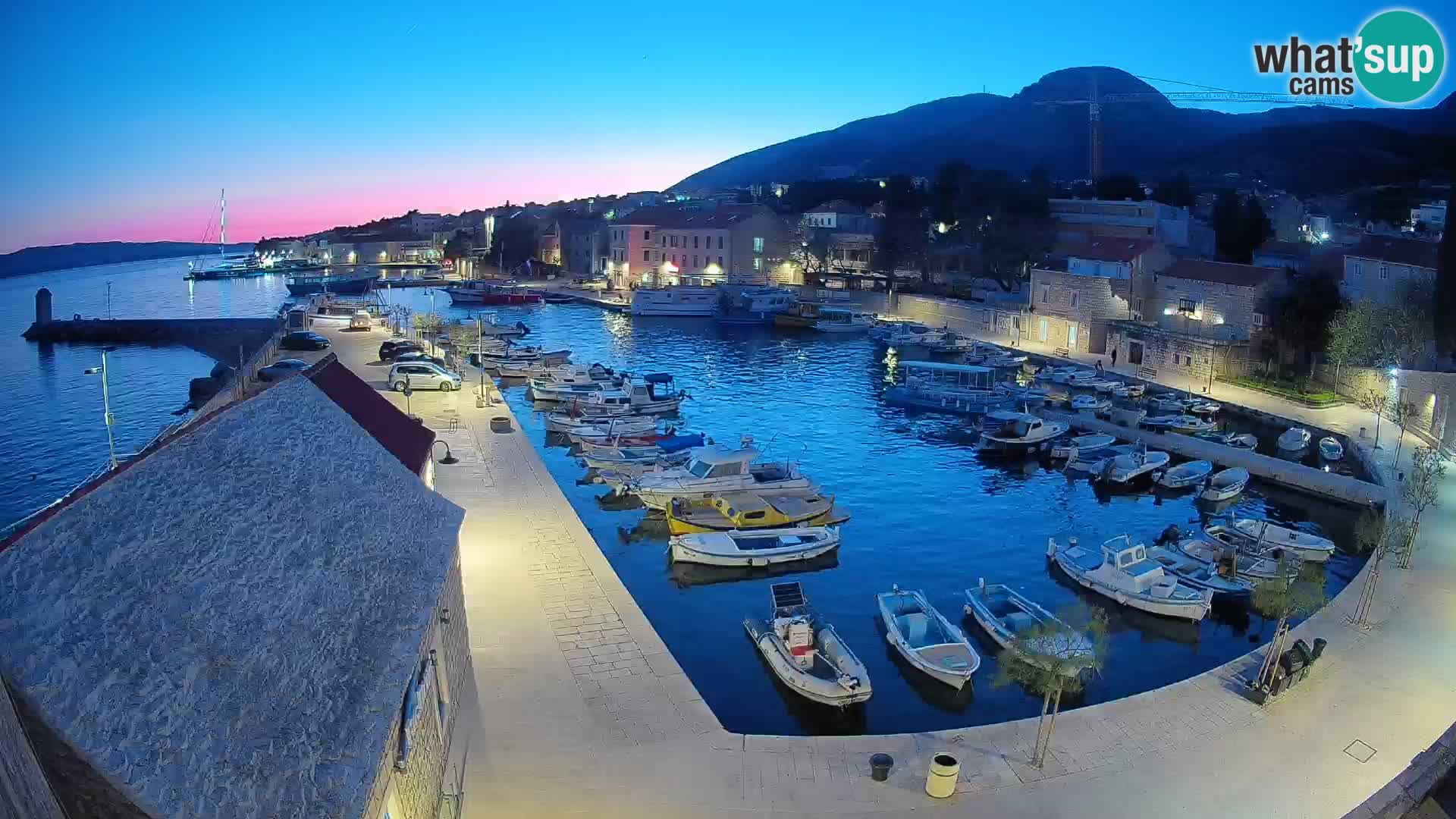 Web kamera Bol Riva – Pogled uživo na luku i marinu