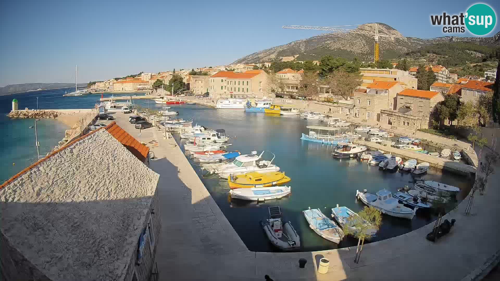 Web kamera Bol Riva – Pogled uživo na luku i marinu