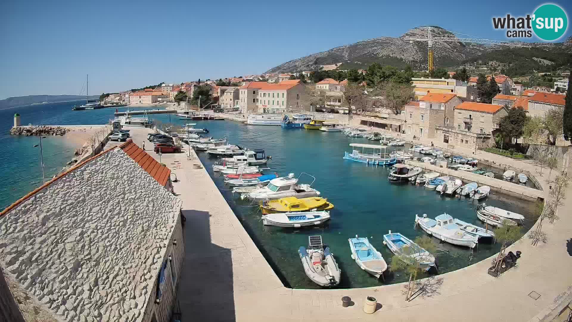 Spletna kamera Bol pristanišče – Pogled v živo na Rivo in marino