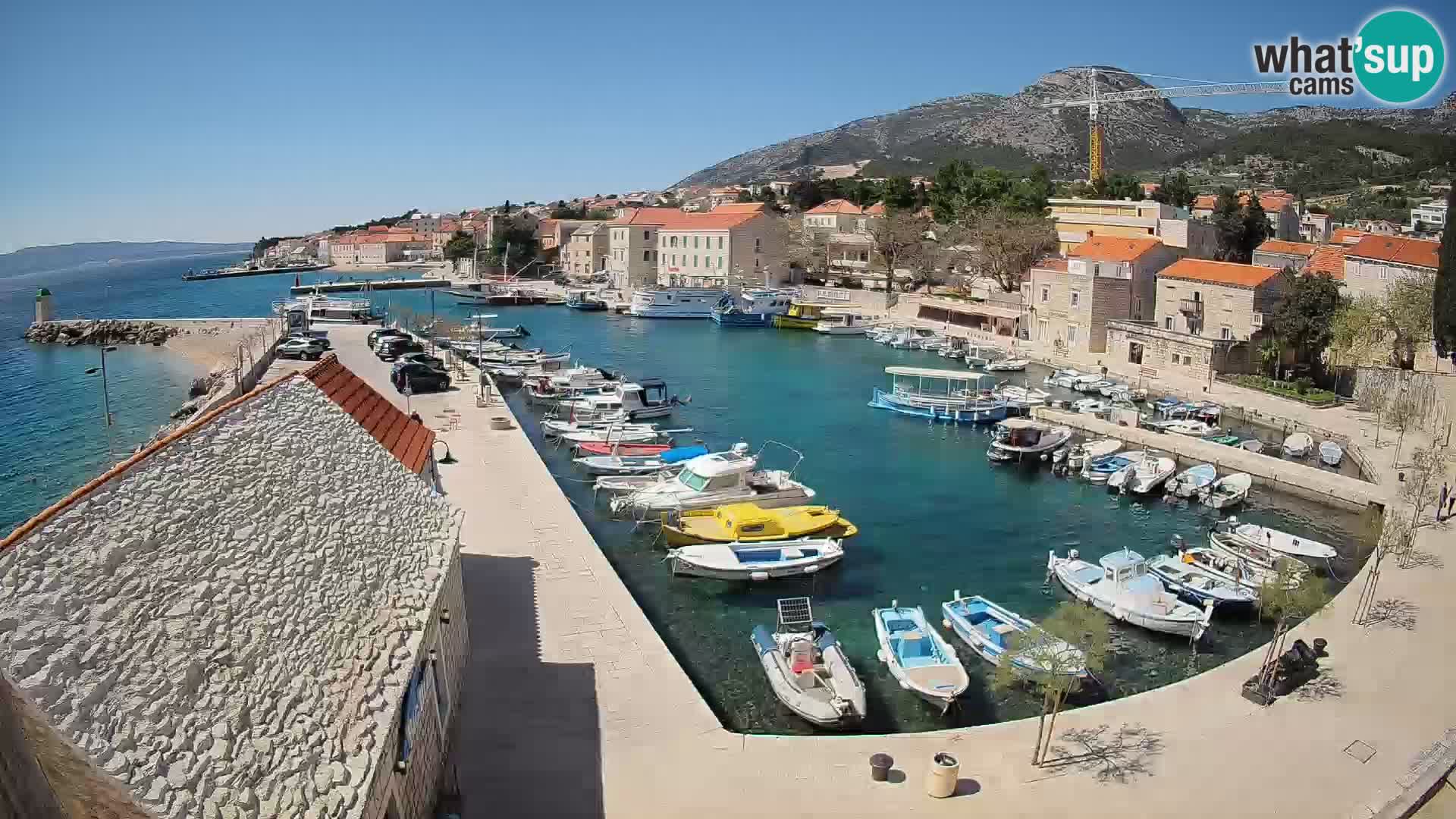 Spletna kamera Bol pristanišče – Pogled v živo na Rivo in marino