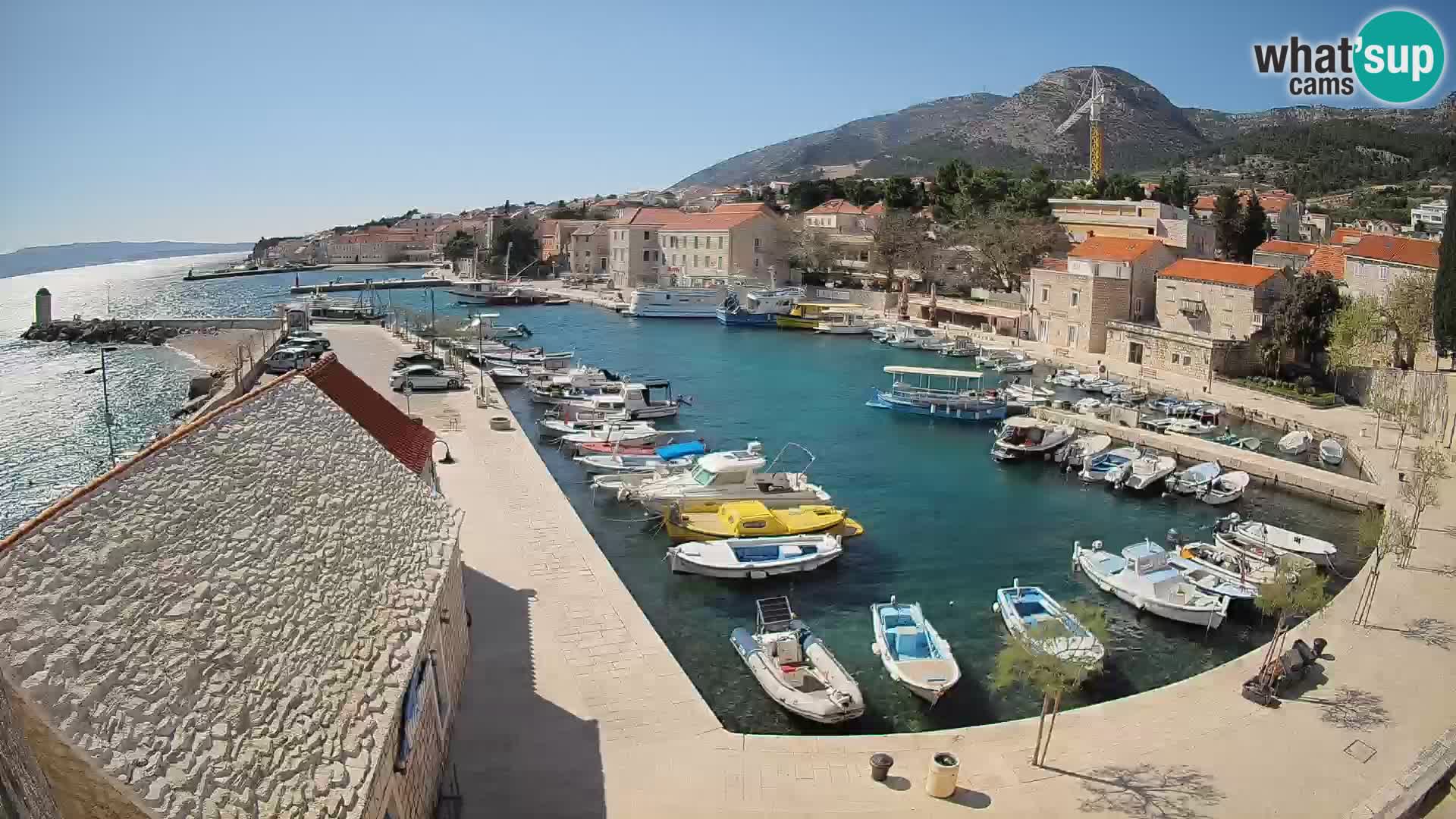 Spletna kamera Bol pristanišče – Pogled v živo na Rivo in marino