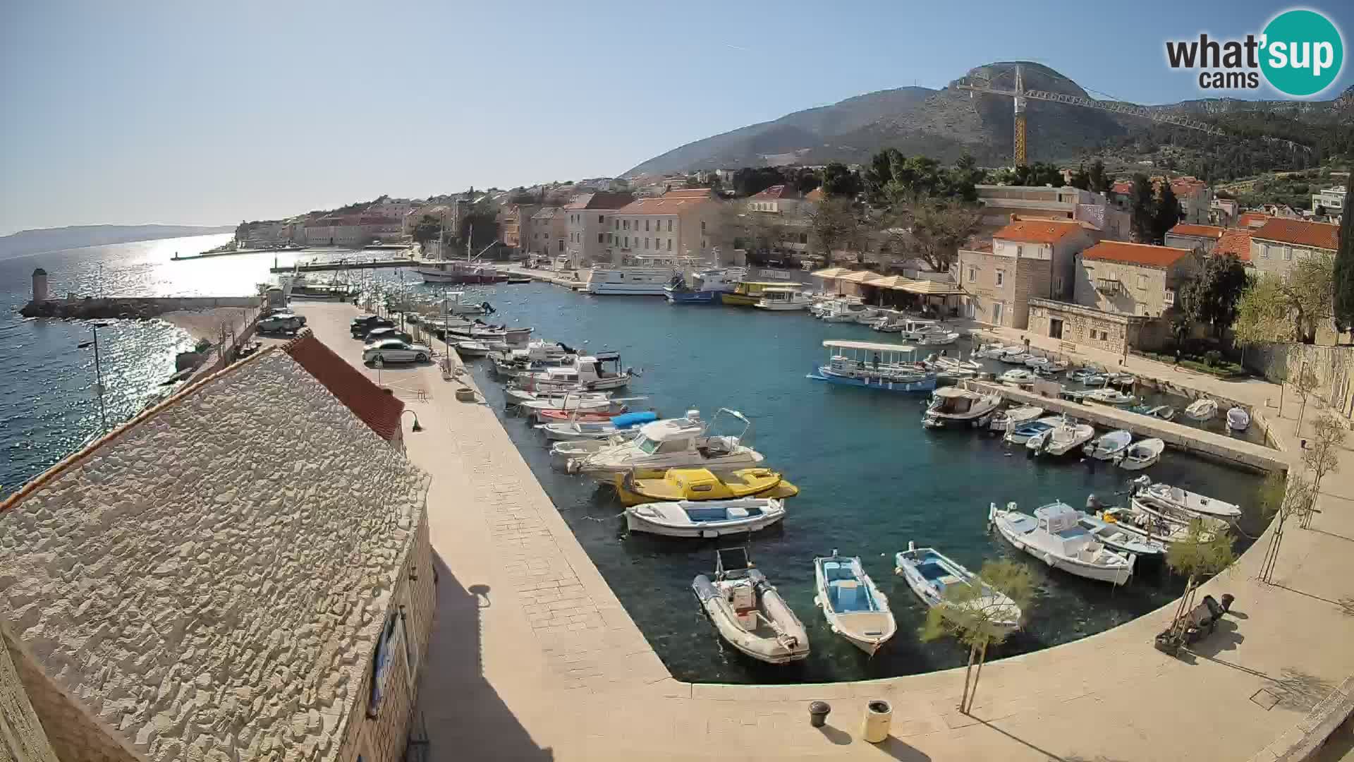 Web kamera Bol Riva – Pogled uživo na luku i marinu