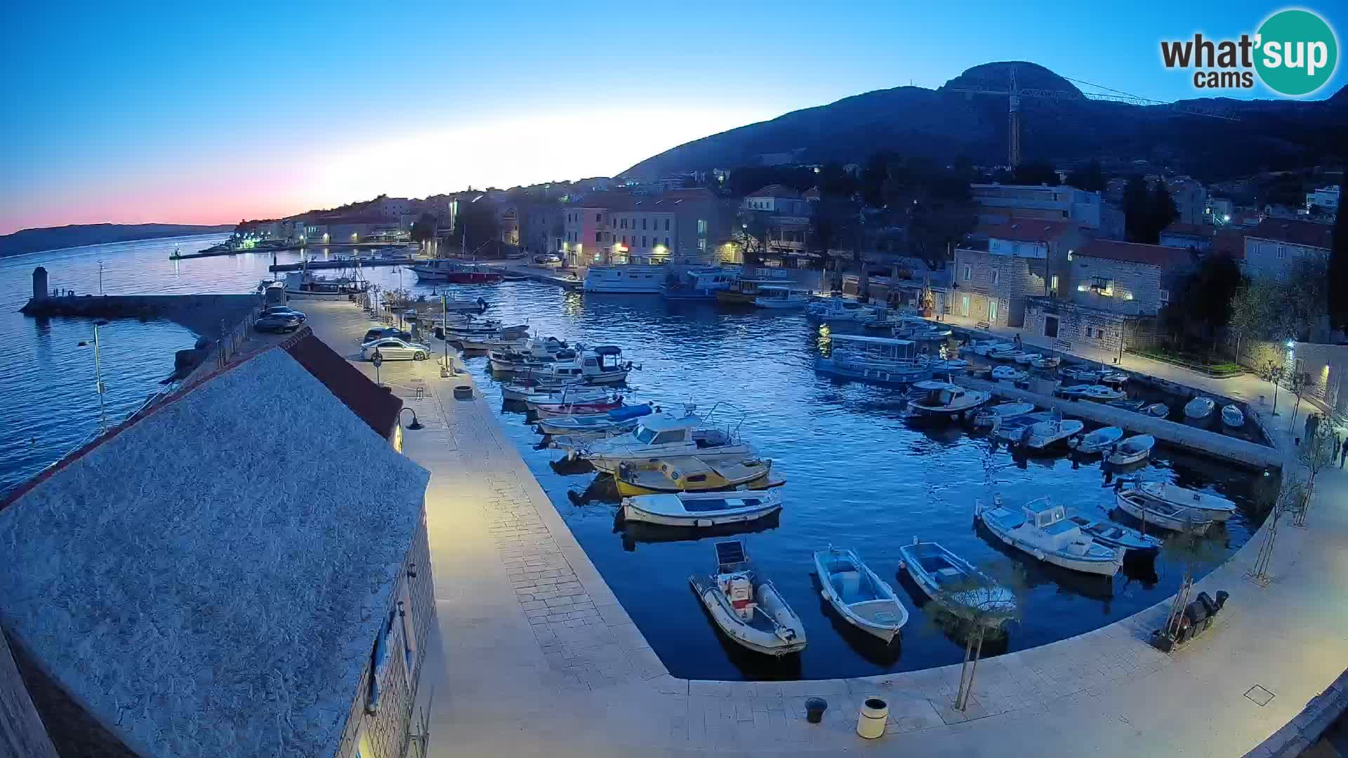 Web kamera Bol Riva – Pogled uživo na luku i marinu