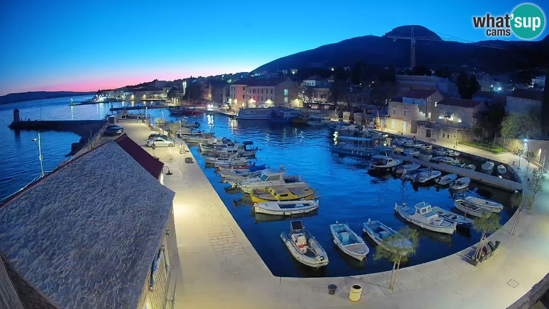 Webcam porto di Bol – Vista live sulla Riva e Marina