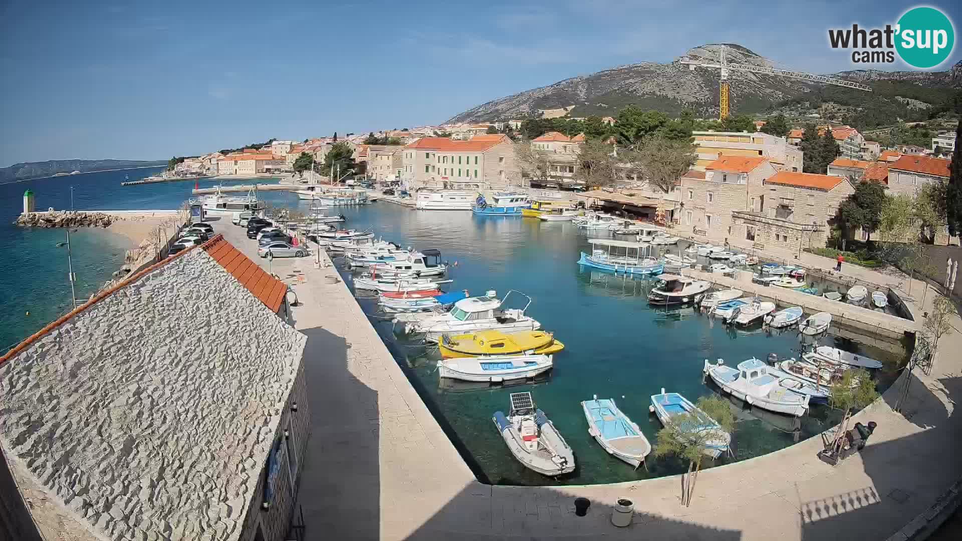 Spletna kamera Bol pristanišče – Pogled v živo na Rivo in marino