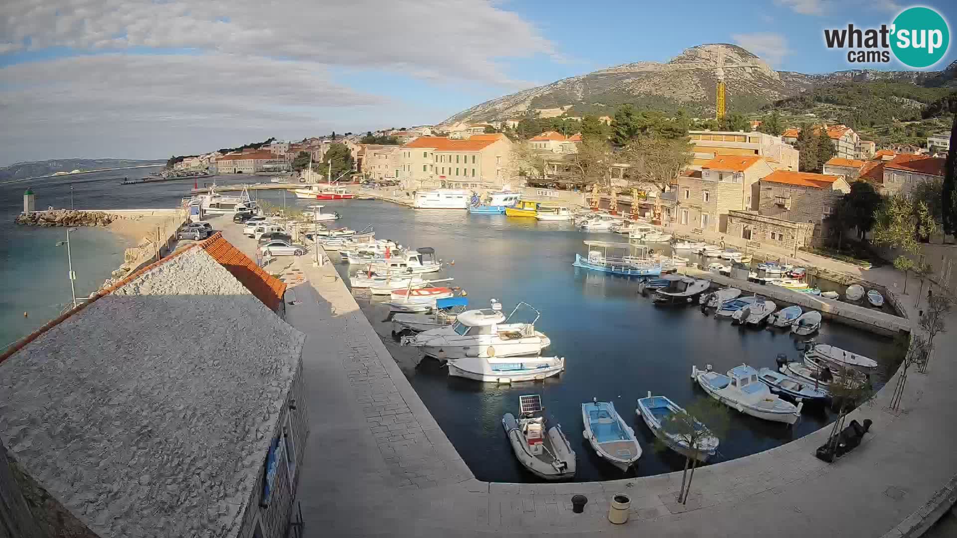 Spletna kamera Bol pristanišče – Pogled v živo na Rivo in marino