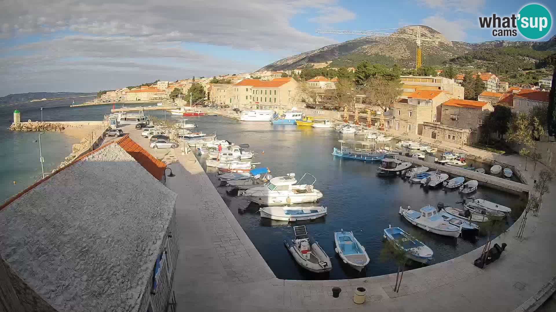 Spletna kamera Bol pristanišče – Pogled v živo na Rivo in marino