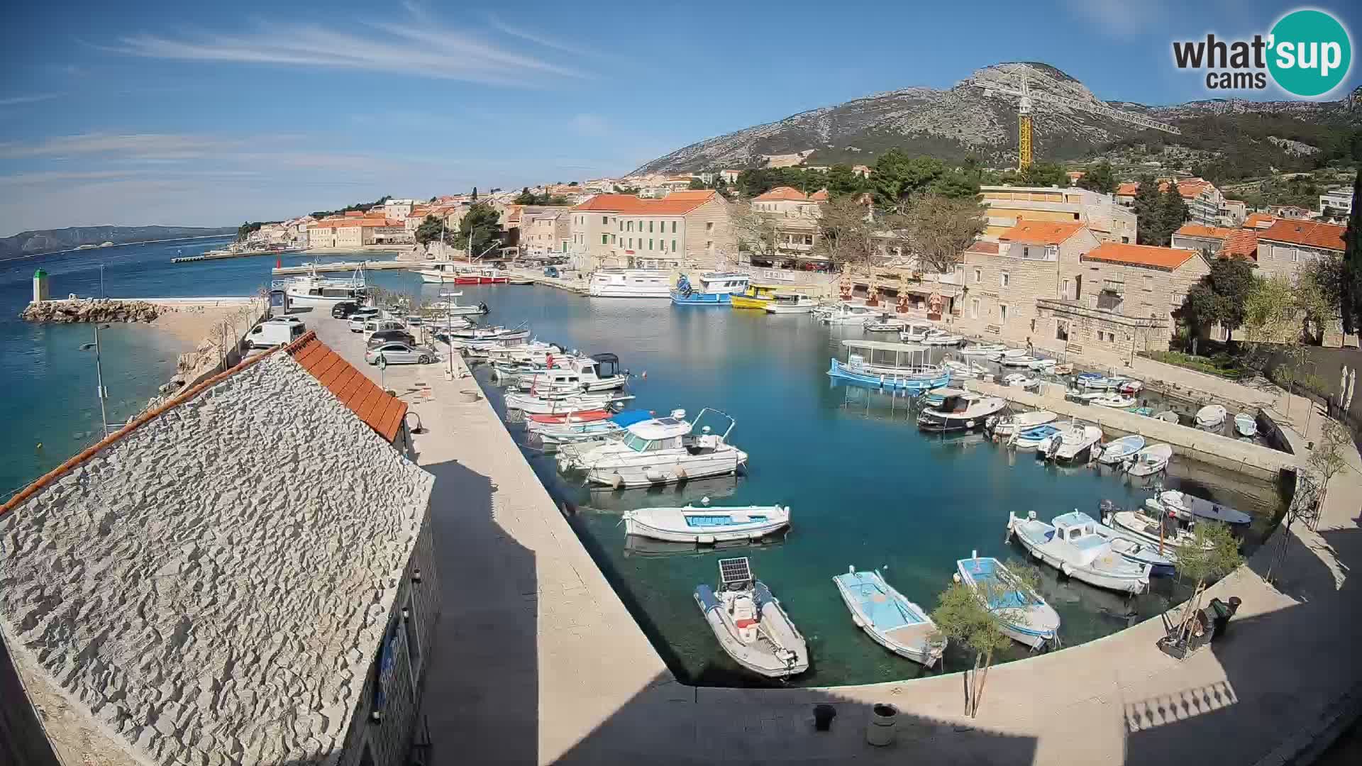 Spletna kamera Bol pristanišče – Pogled v živo na Rivo in marino