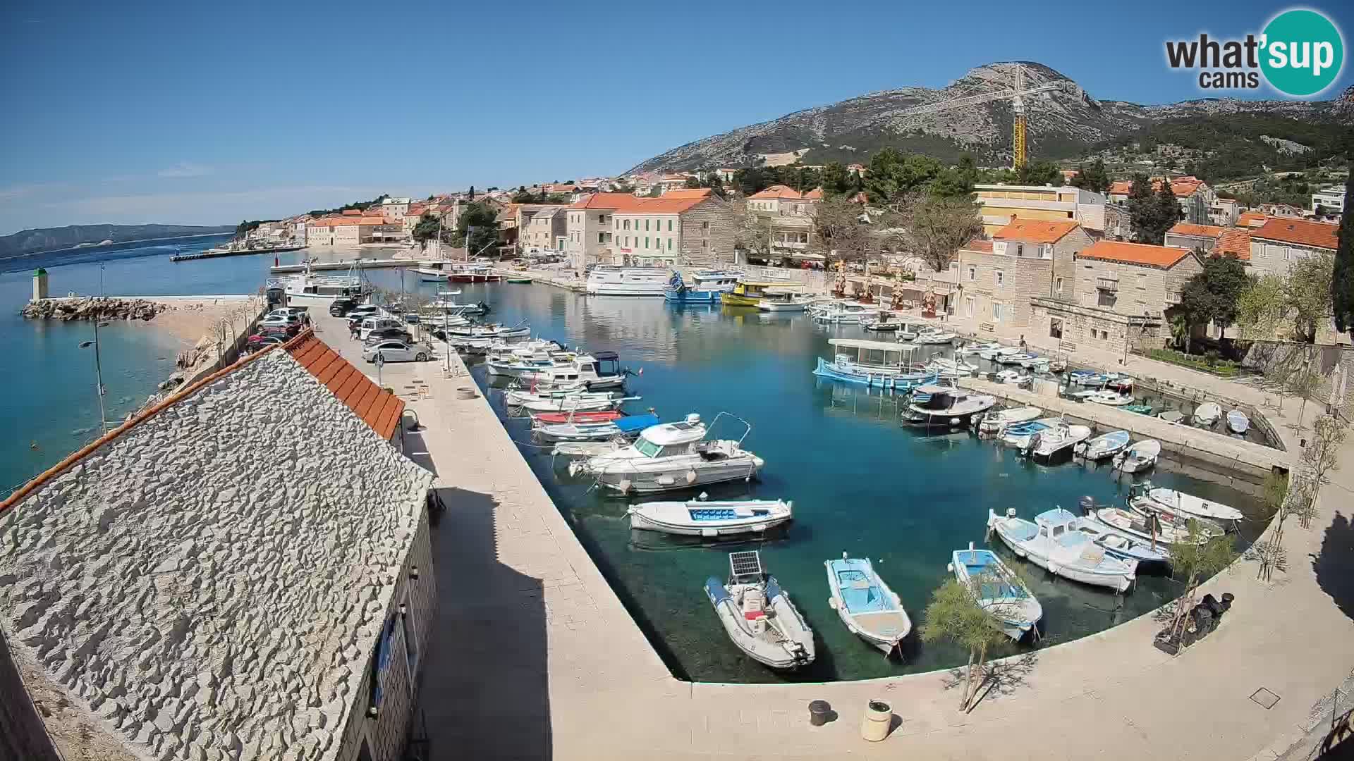 Web kamera Bol Riva – Pogled uživo na luku i marinu