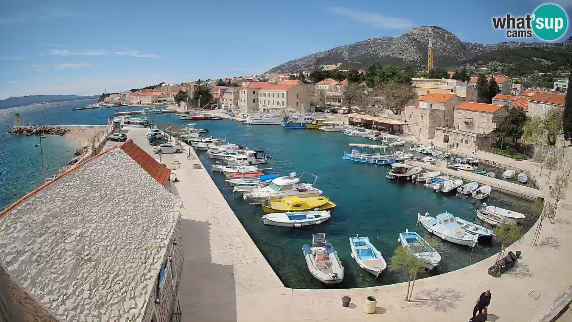 Spletna kamera Bol pristanišče – Pogled v živo na Rivo in marino