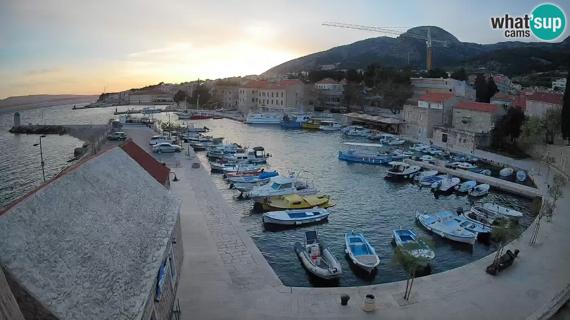 Web kamera Bol Riva – Pogled uživo na luku i marinu