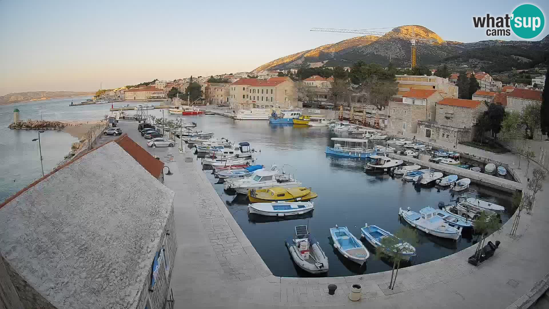 Spletna kamera Bol pristanišče – Pogled v živo na Rivo in marino